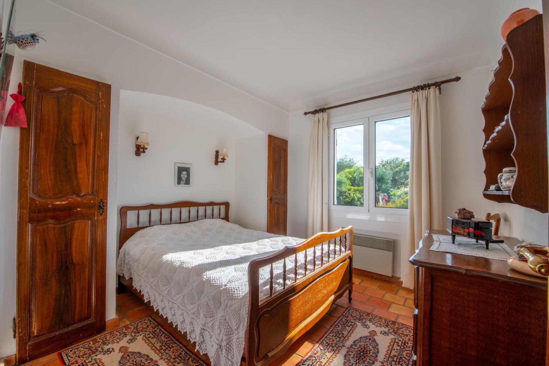 Photo 6 of the listing.