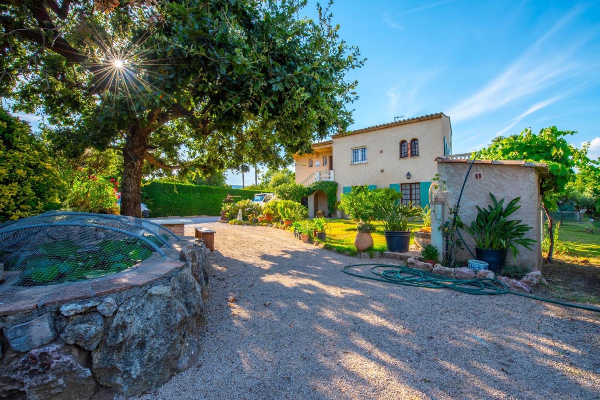 Photo 2 of the listing.