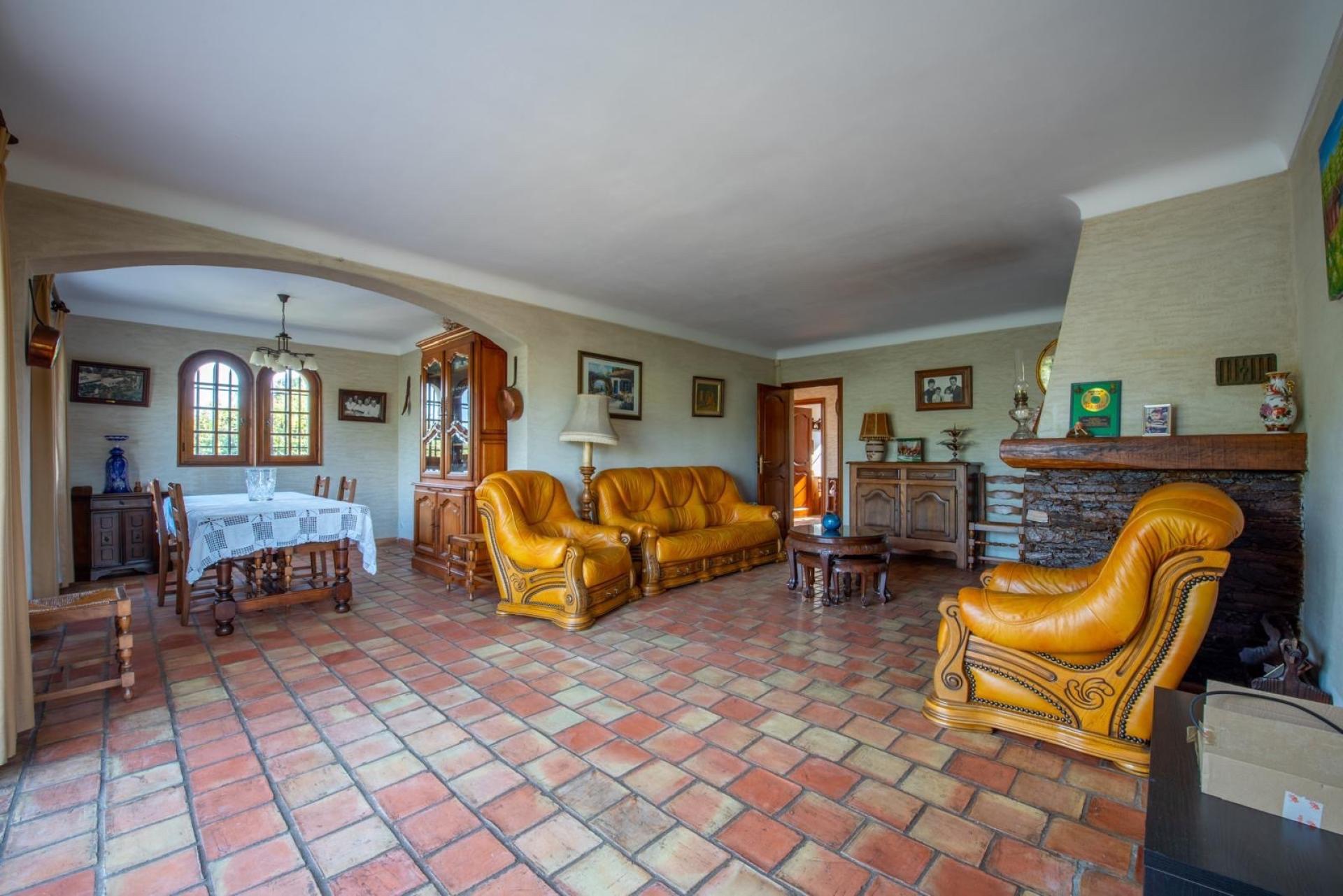 Photo 3 of the listing.