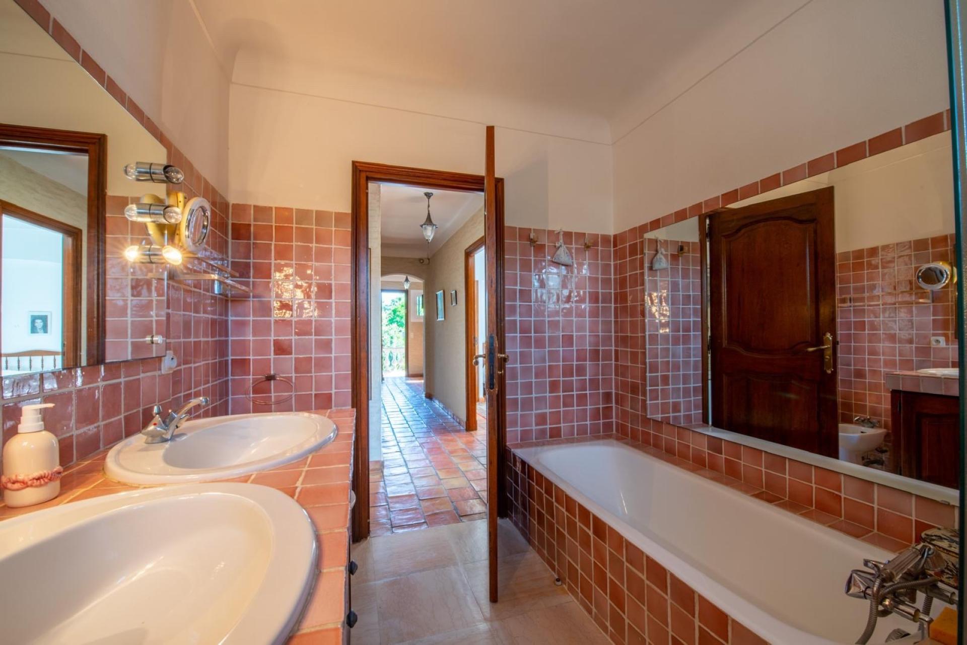 Photo 7 of the listing.