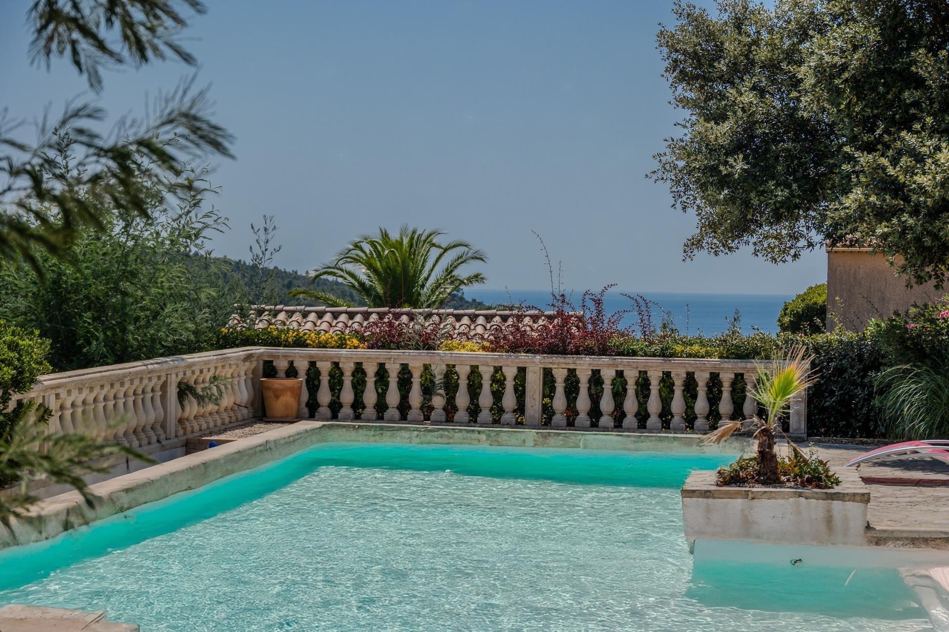 Photo 2 of the listing.