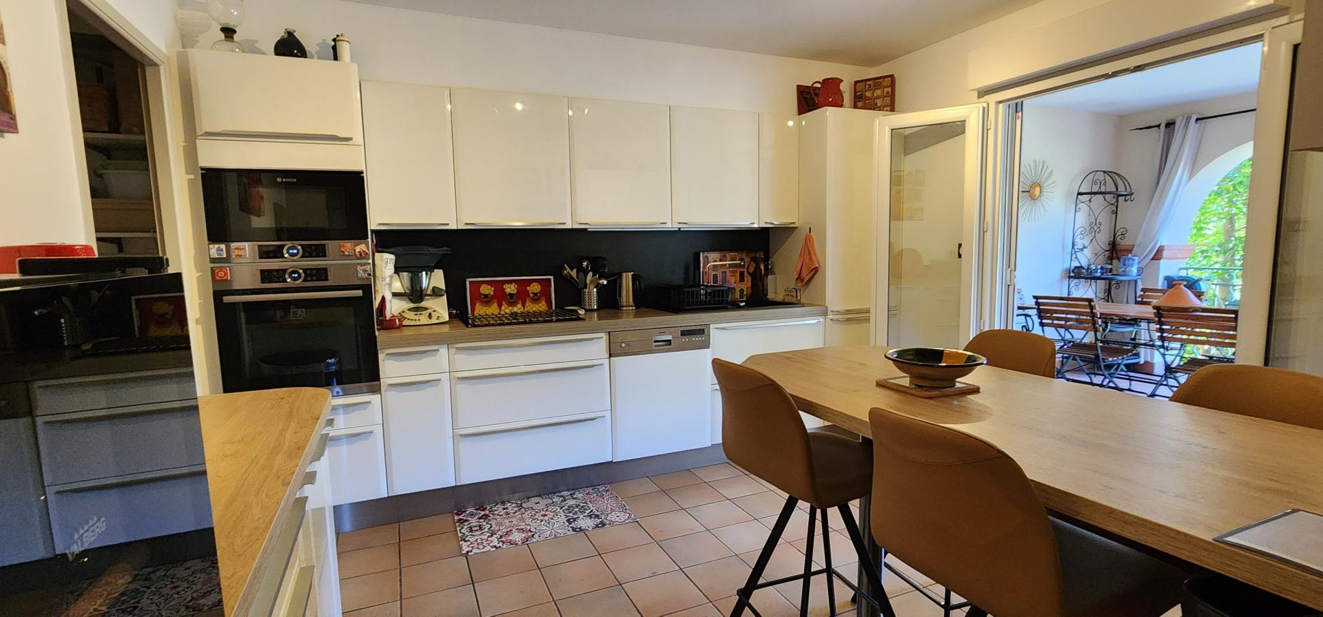 Photo 4 of the listing.