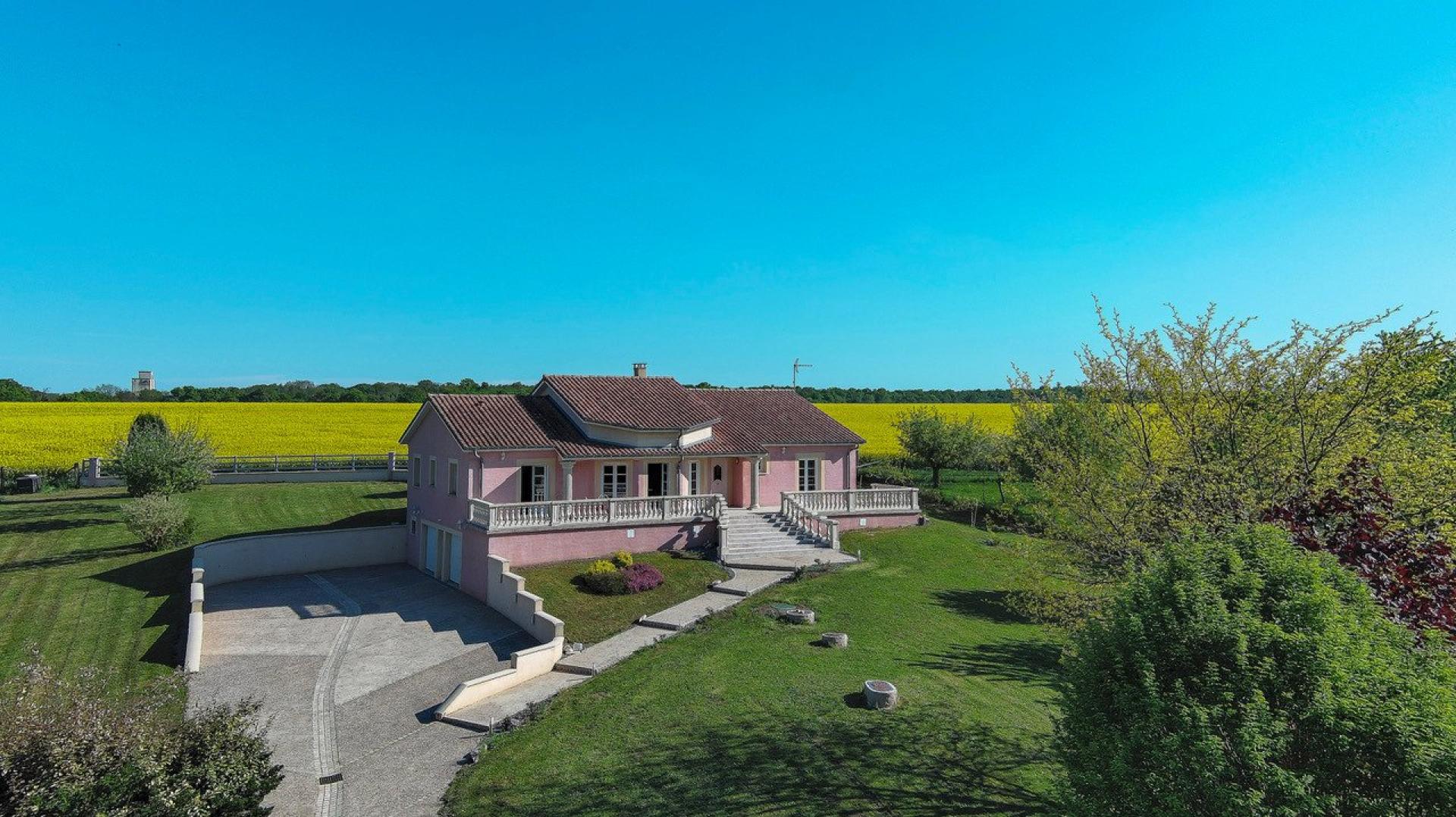 Photo 2 of the listing.