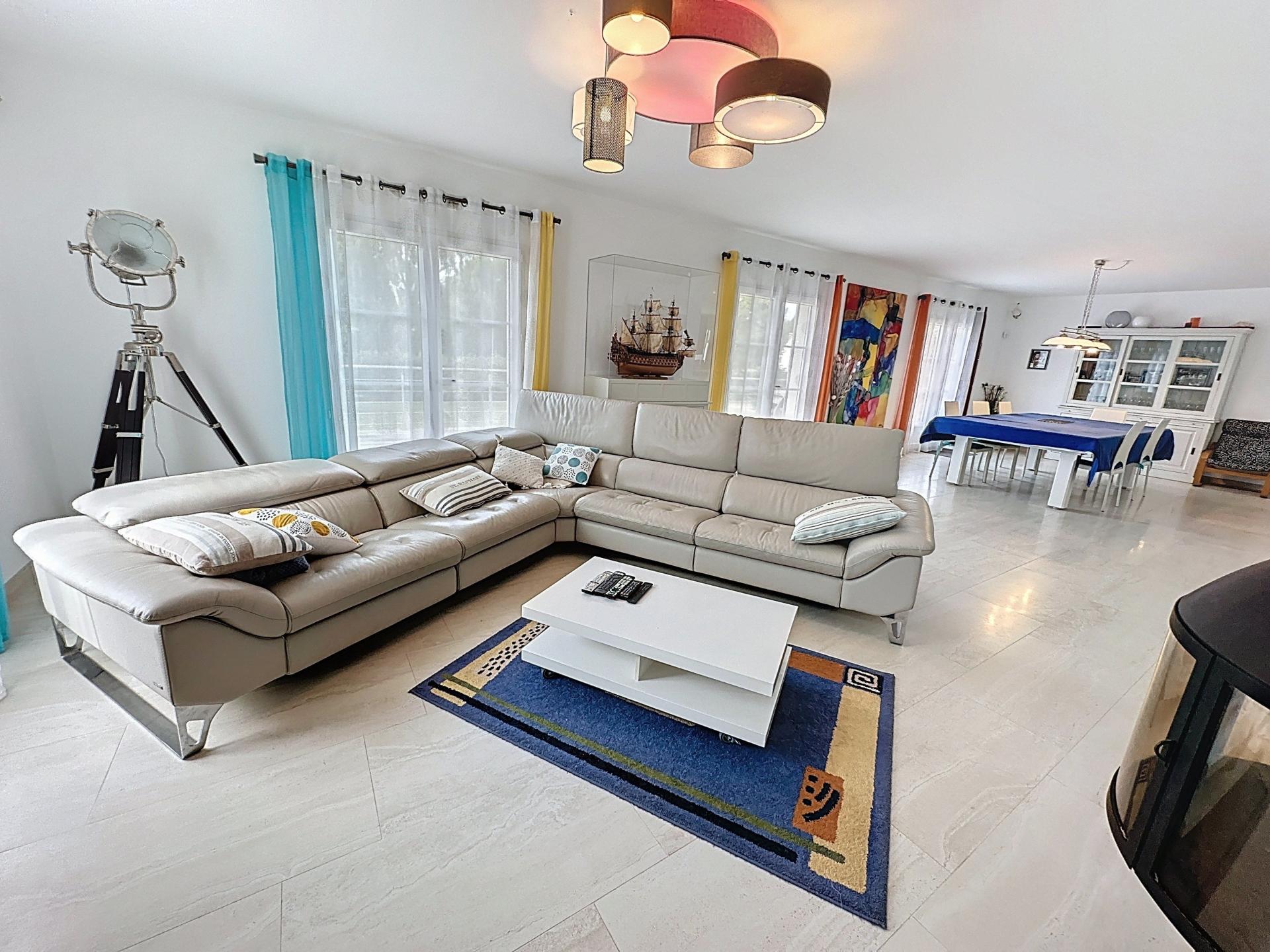 Photo 4 of the listing.