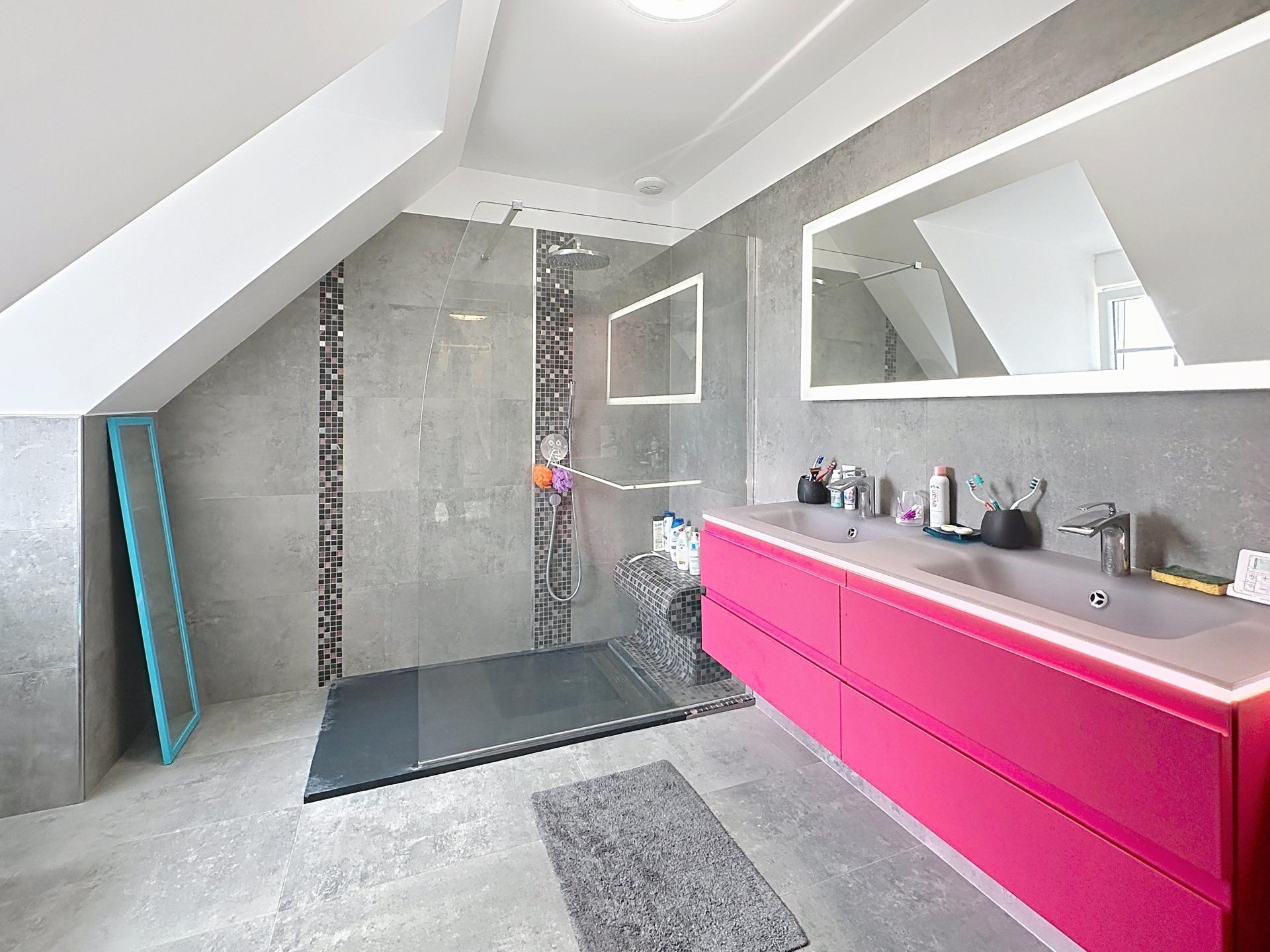 Photo 14 of the listing.