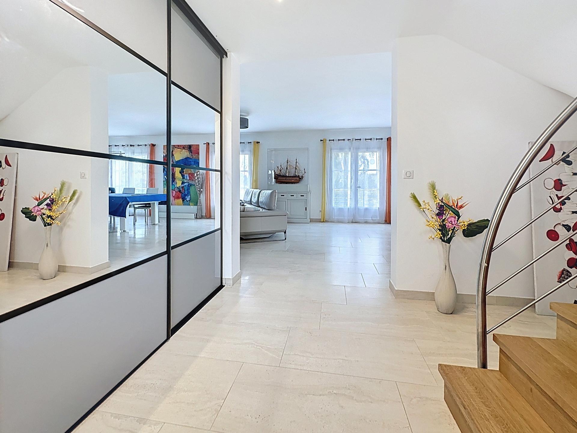 Photo 2 of the listing.