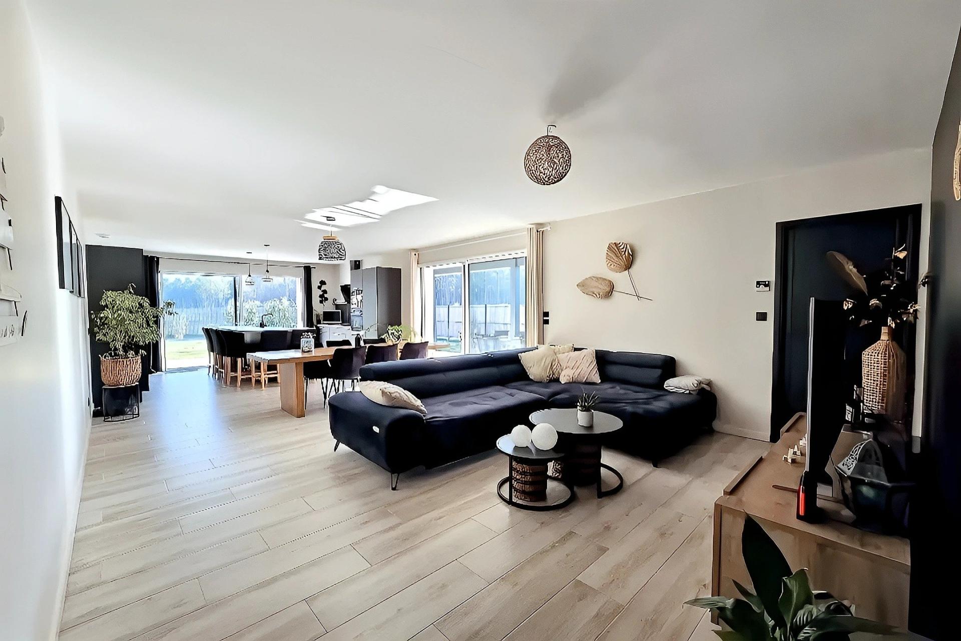 Photo 2 of the listing.