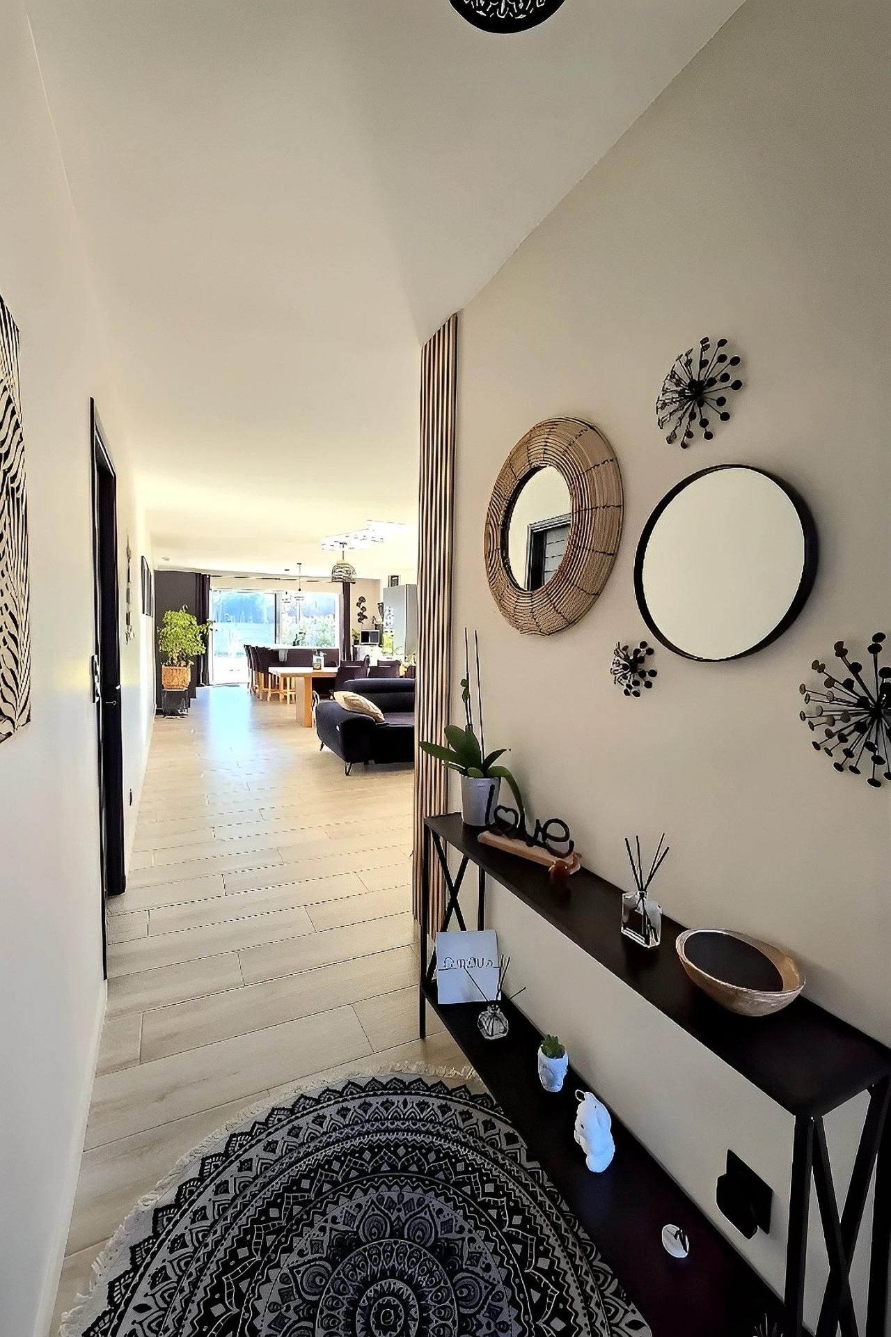 Photo 4 of the listing.