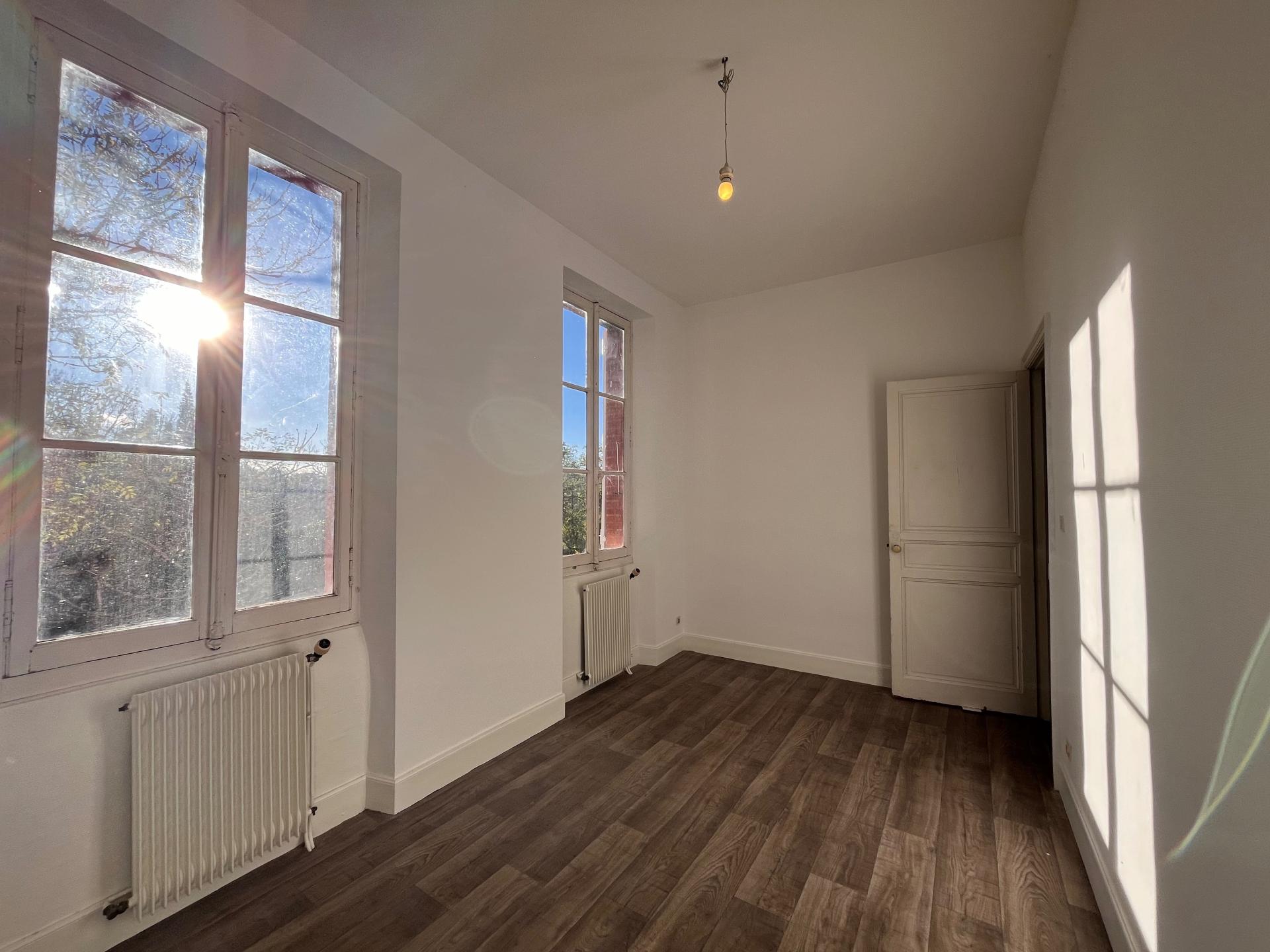 Photo 3 of the listing.