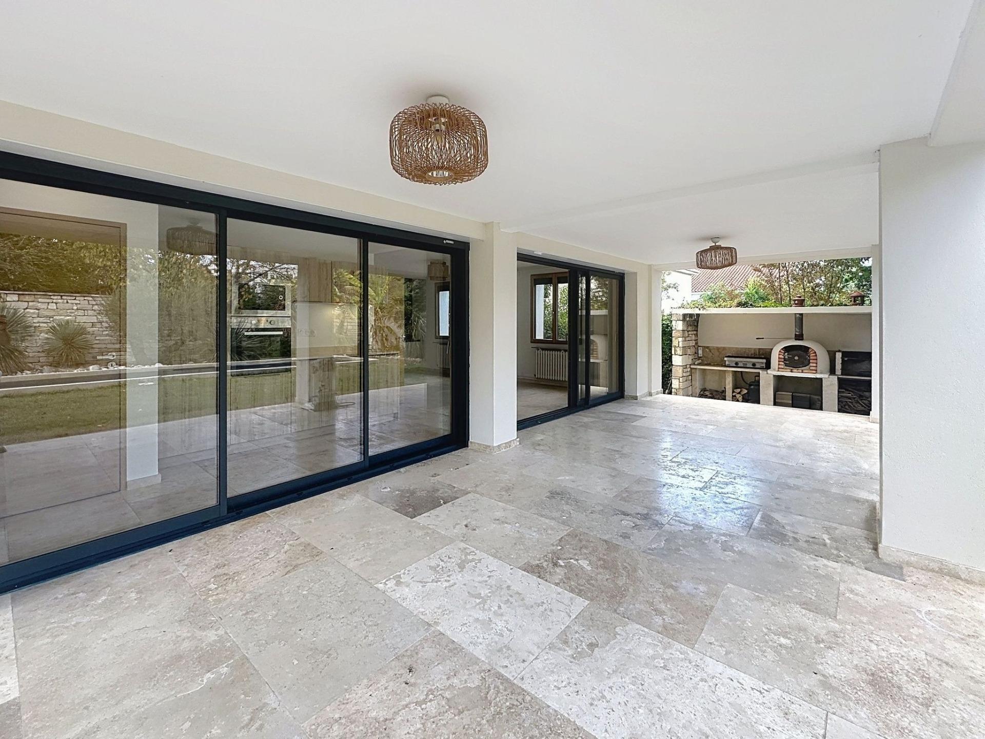 Photo 5 of the listing.