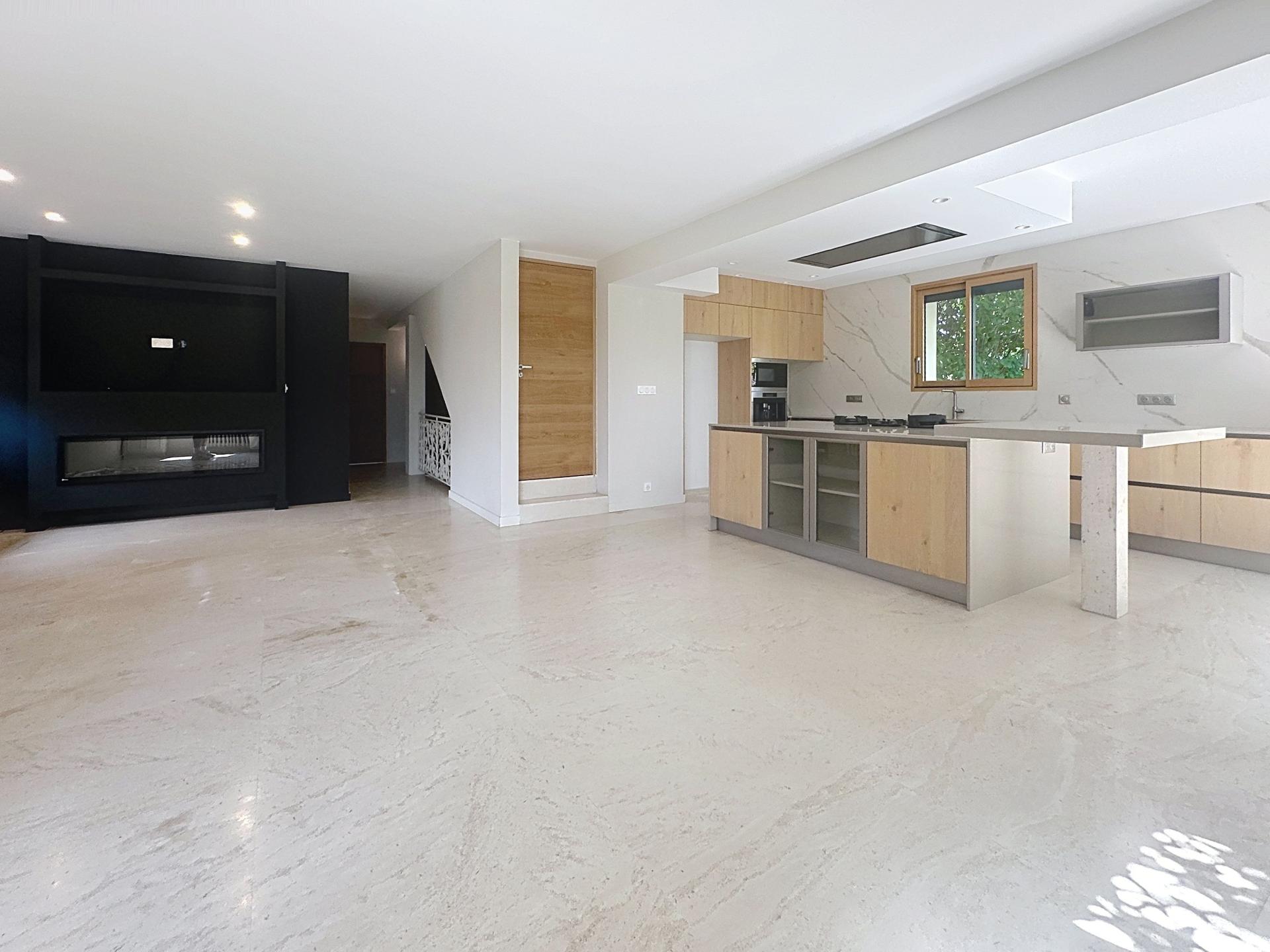 Photo 7 of the listing.