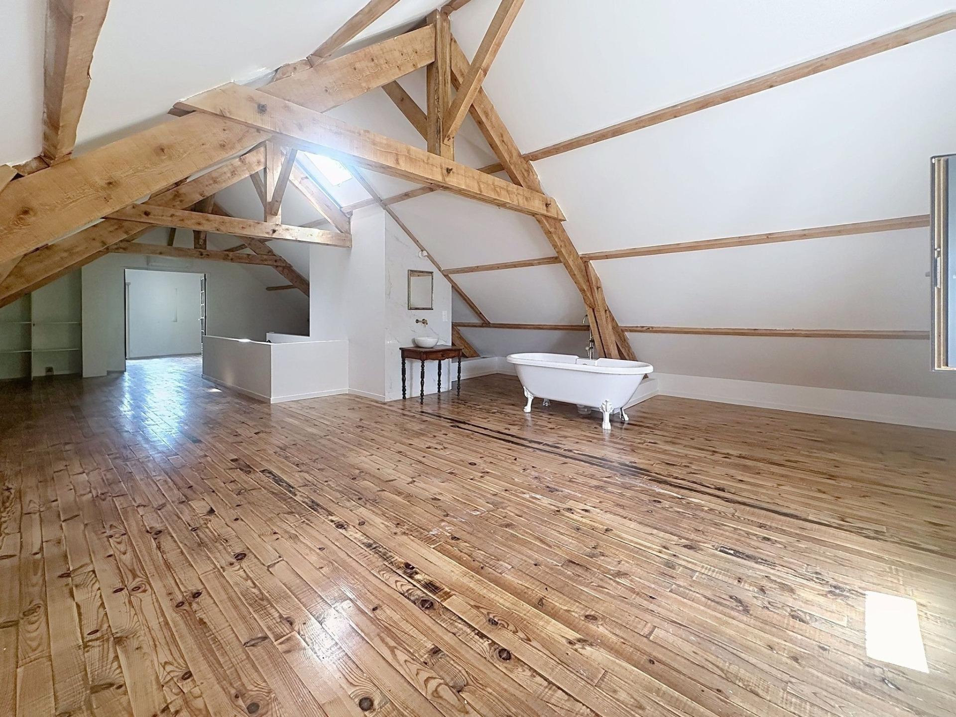 Photo 11 of the listing.