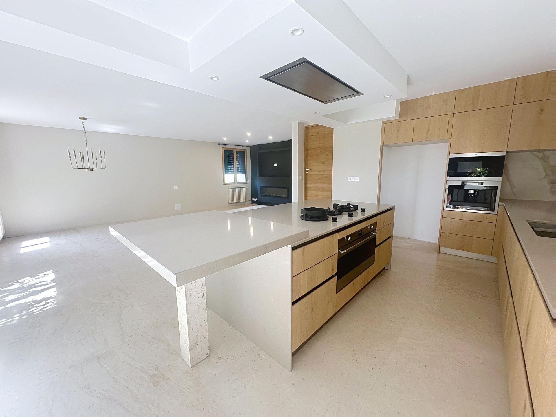 Photo 3 of the listing.