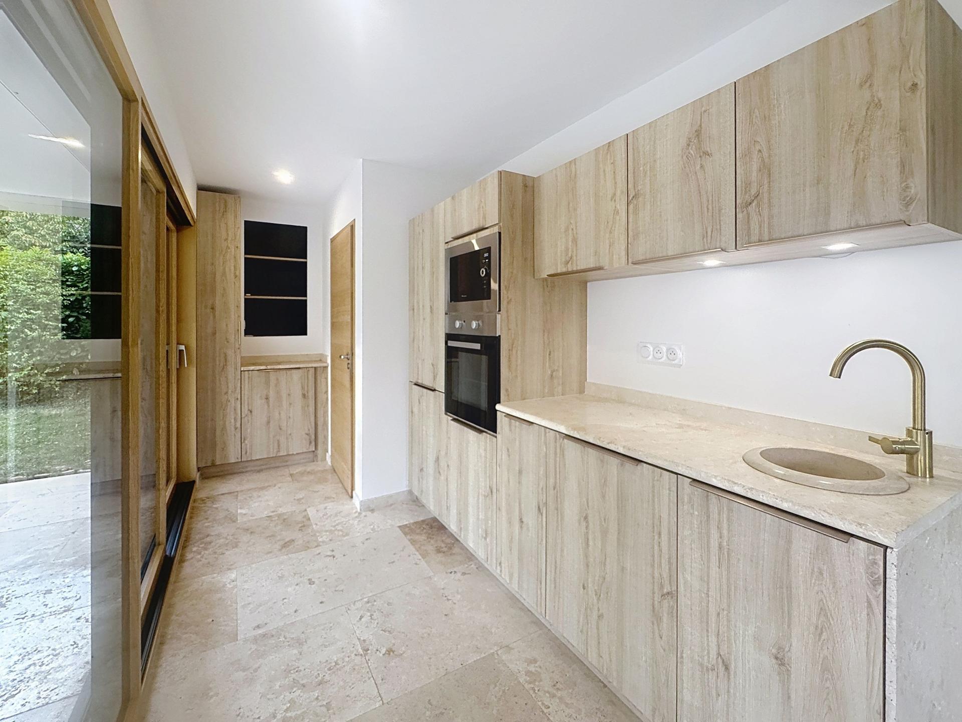 Photo 4 of the listing.