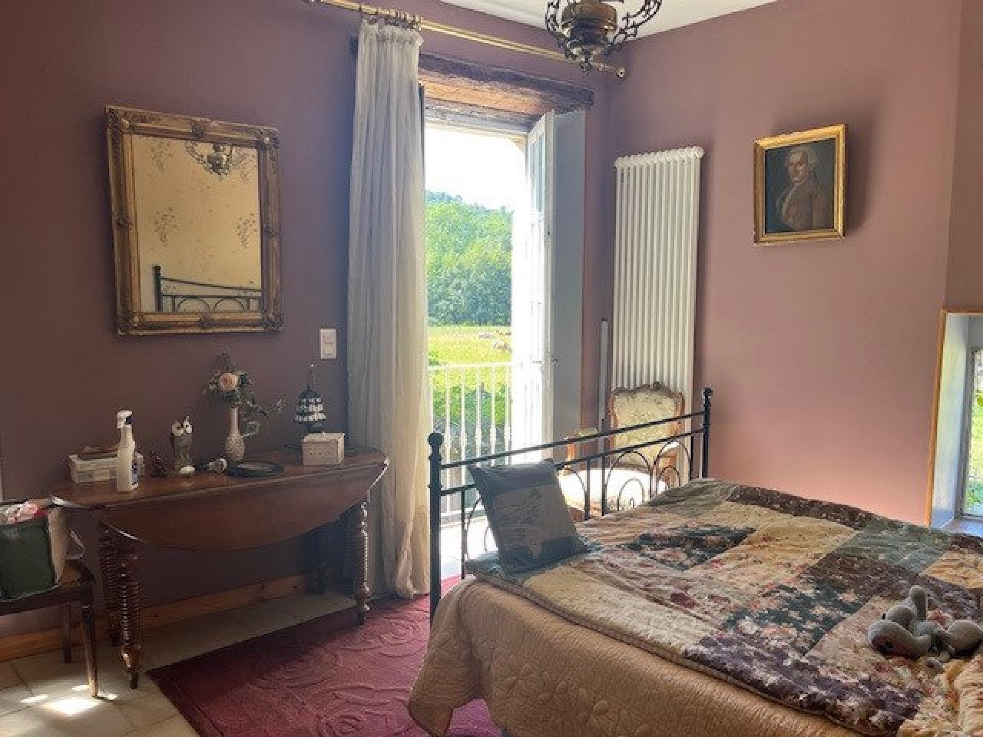 Photo 5 of the listing.