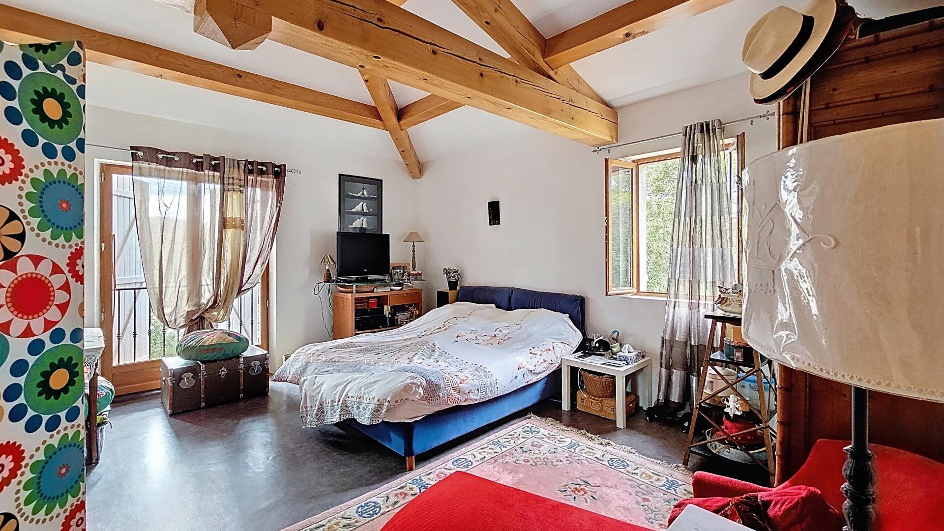 Photo 11 of the listing.