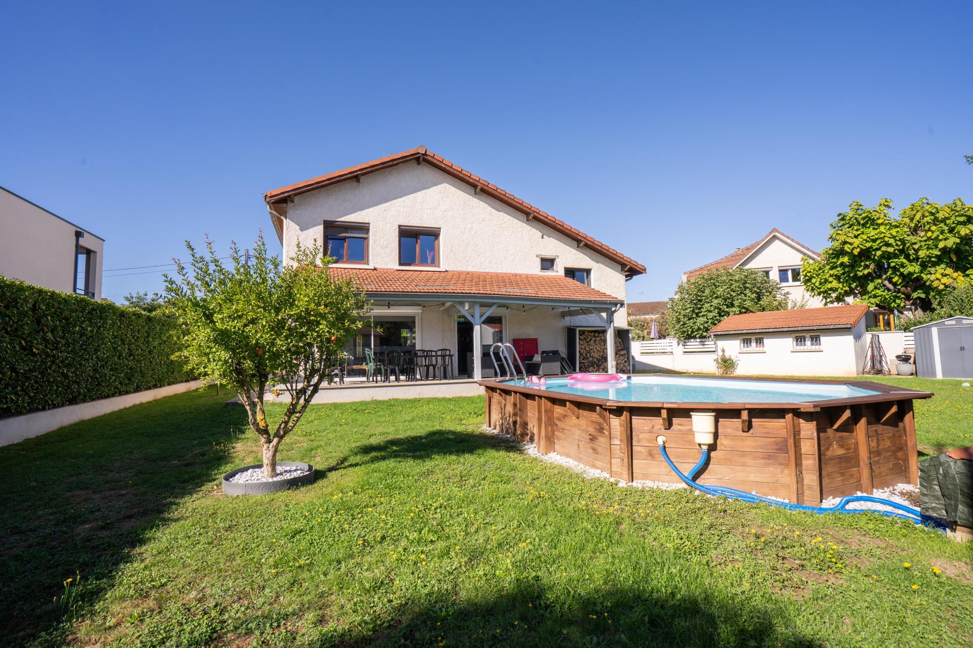 Photo 2 of the listing.