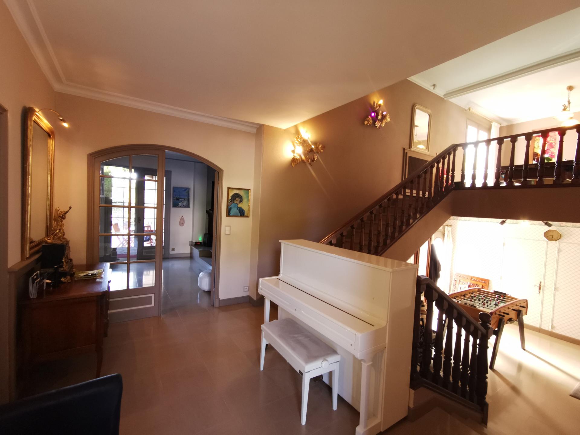 Photo 2 of the listing.