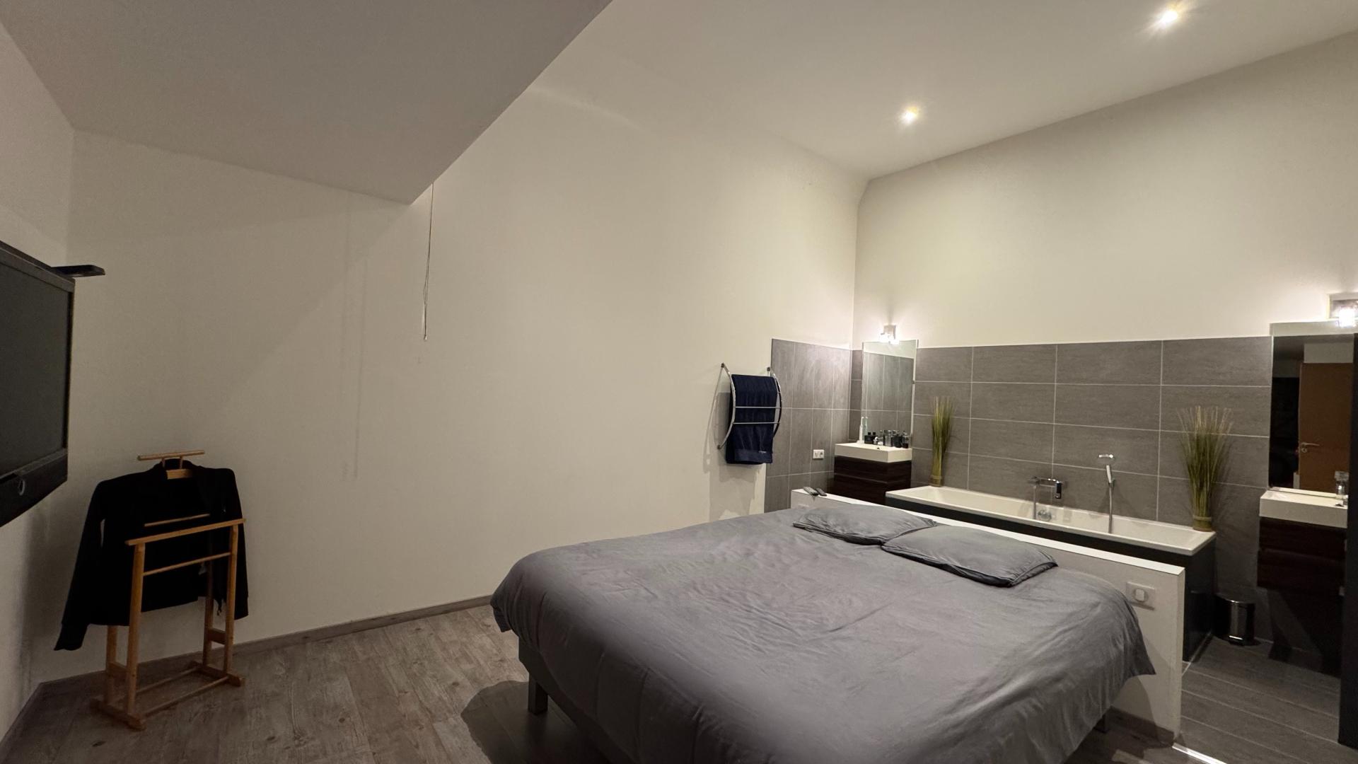 Photo 6 of the listing.