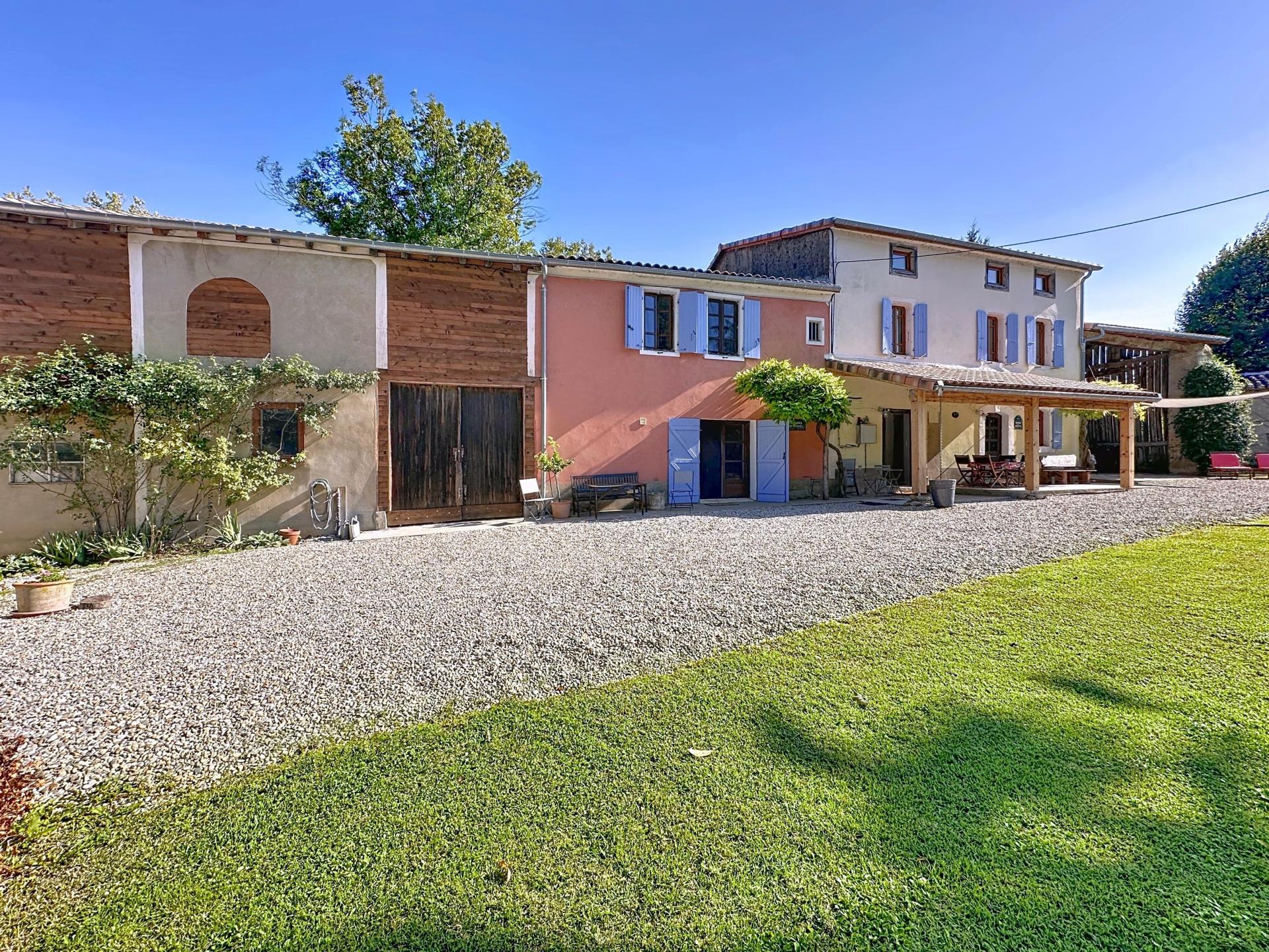 Photo 2 of the listing.