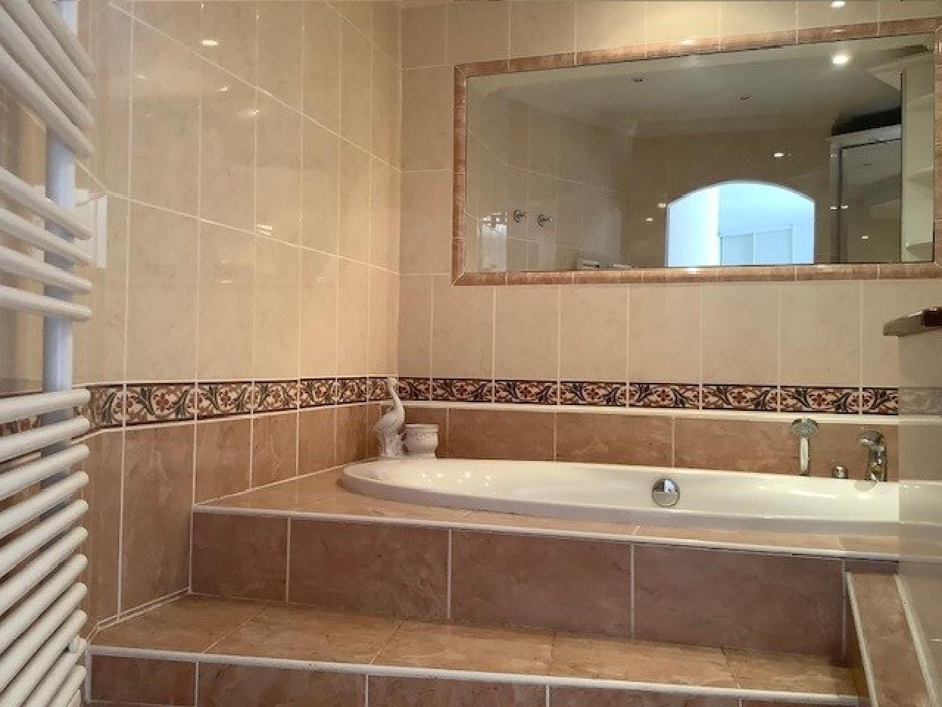 Photo 7 of the listing.