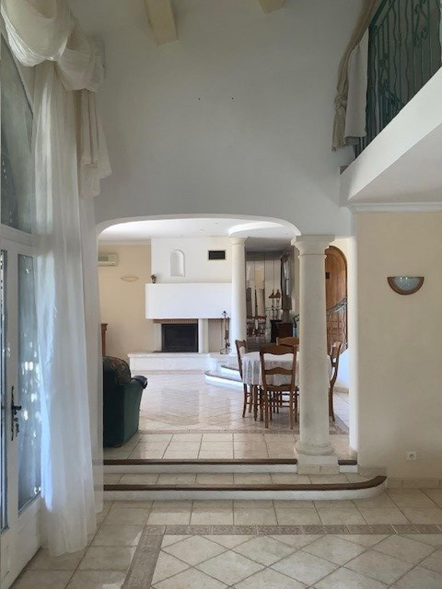 Photo 4 of the listing.