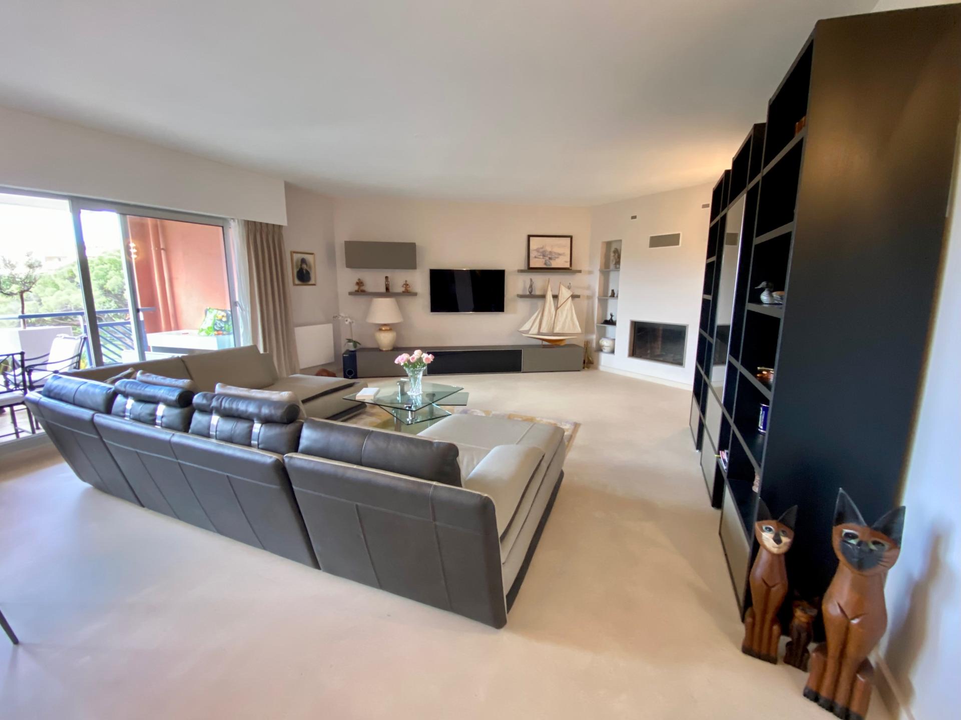 Photo 2 of the listing.