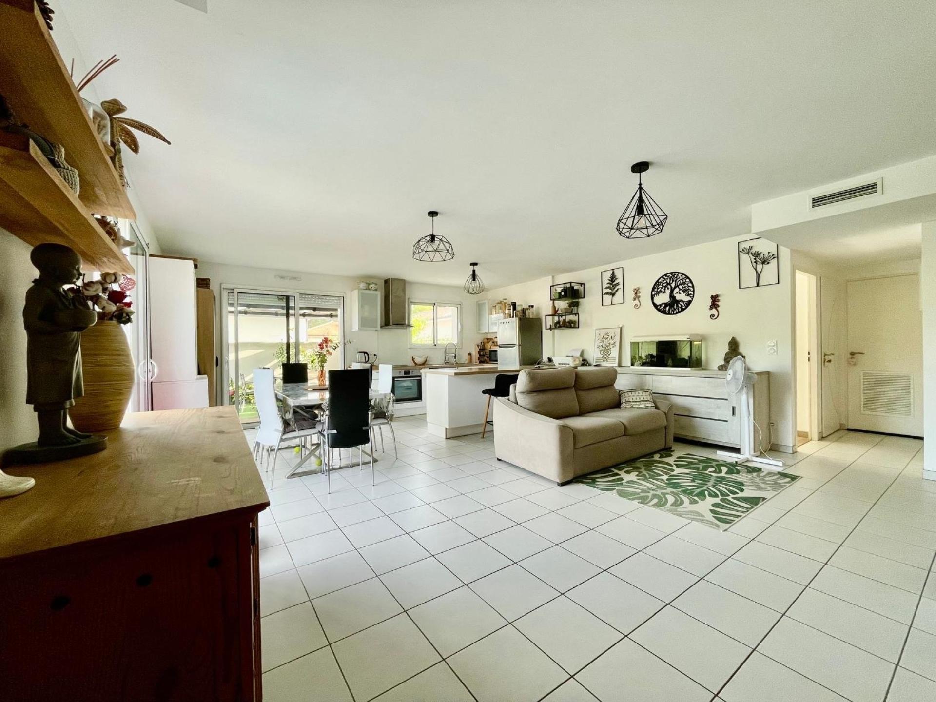 Photo 2 of the listing.