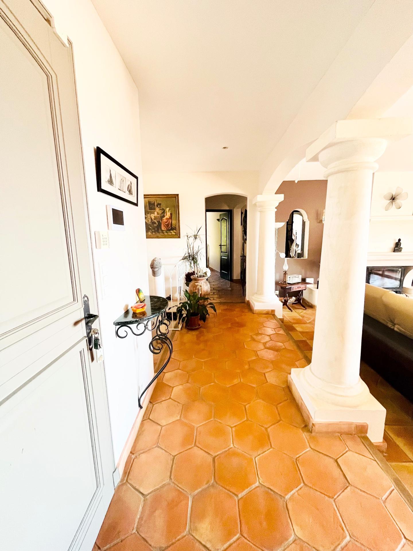 Photo 4 of the listing.