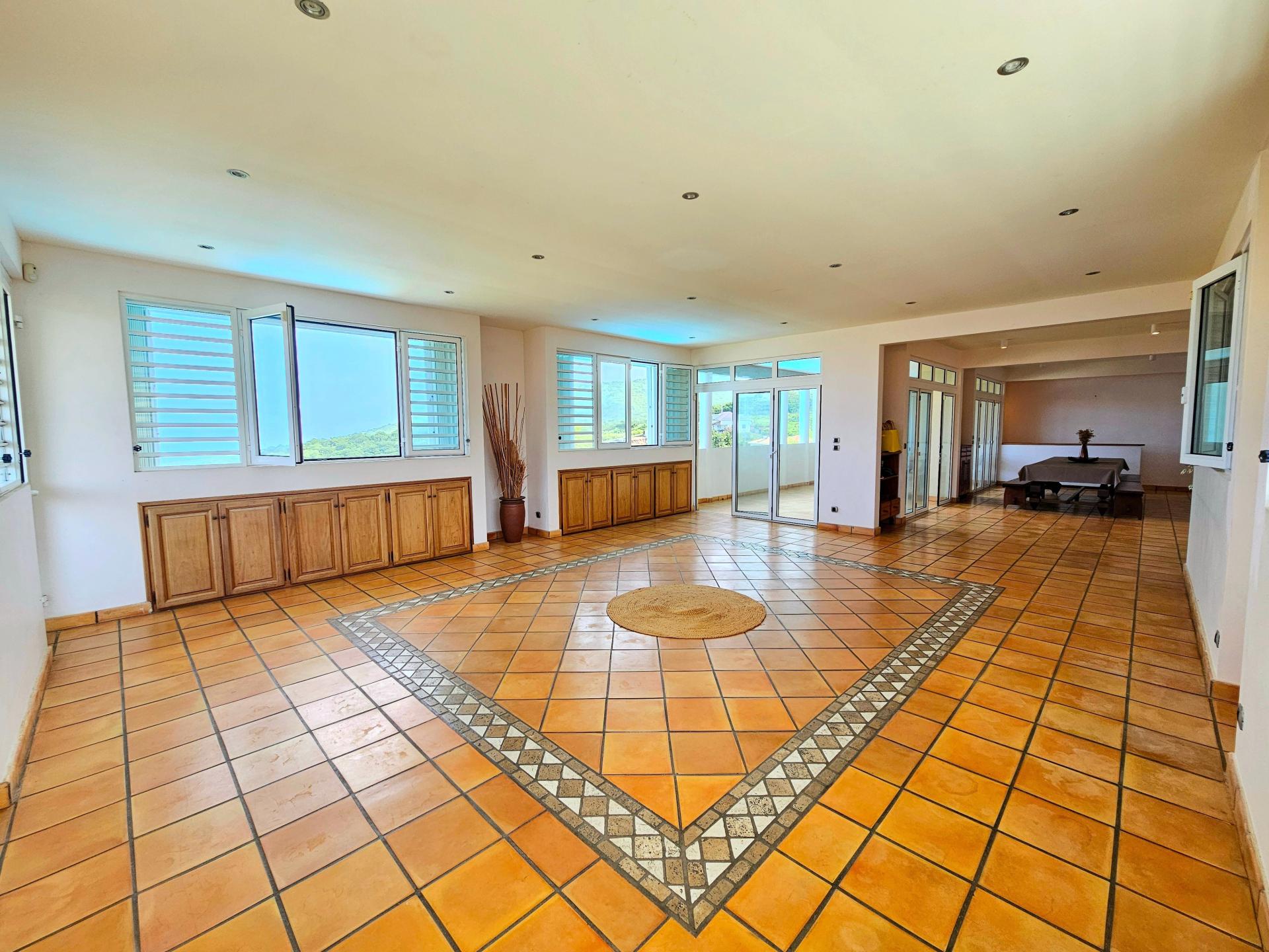 Photo 2 of the listing.