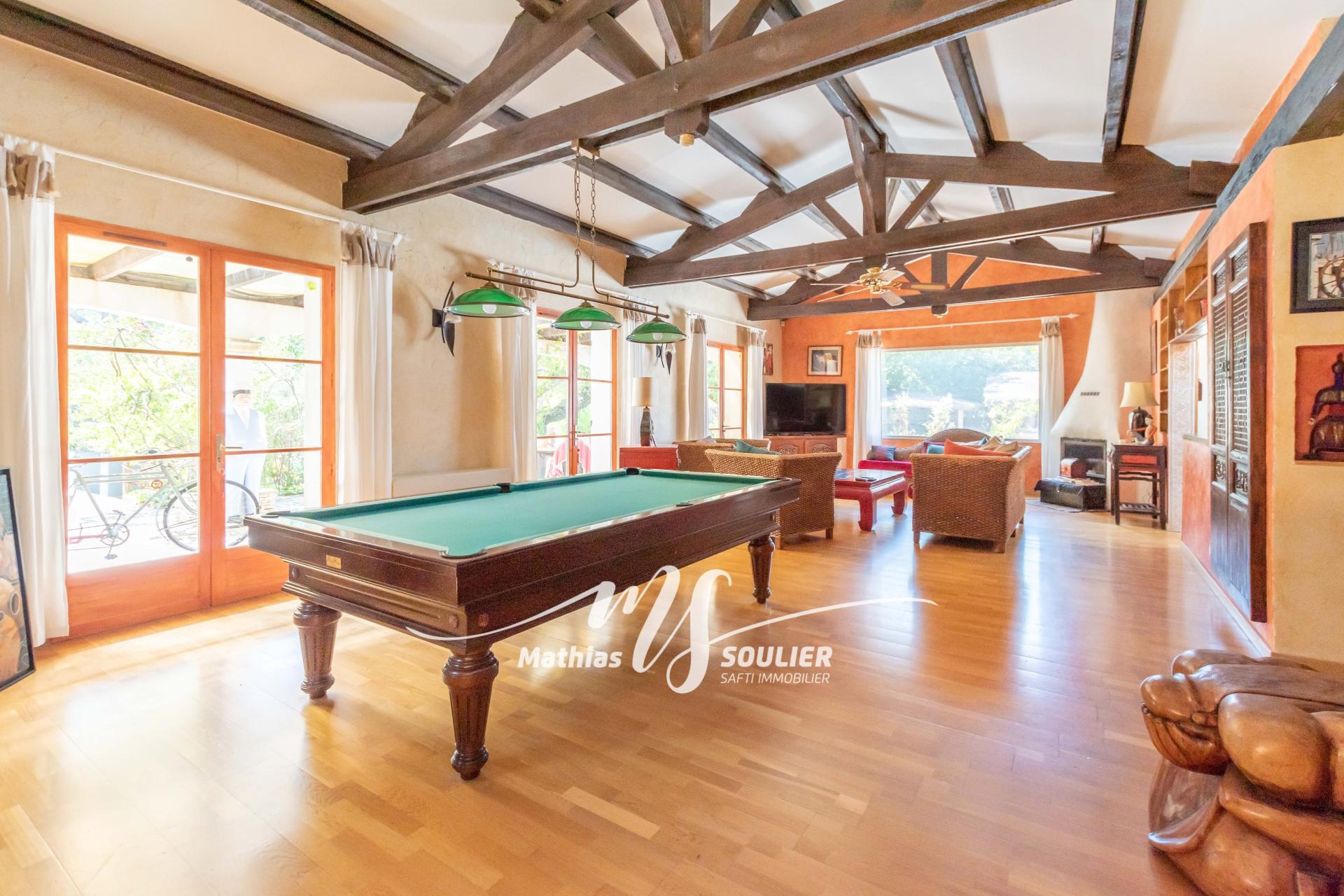 Photo 11 of the listing.