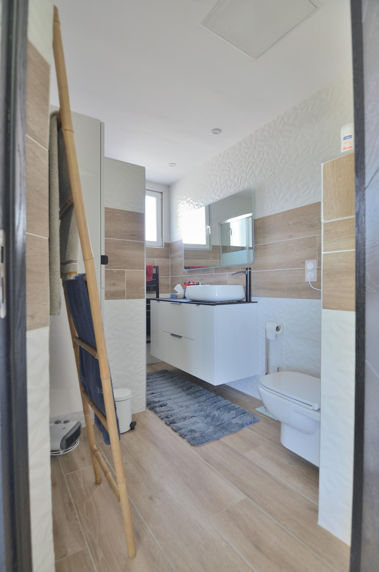 Photo 7 of the listing.