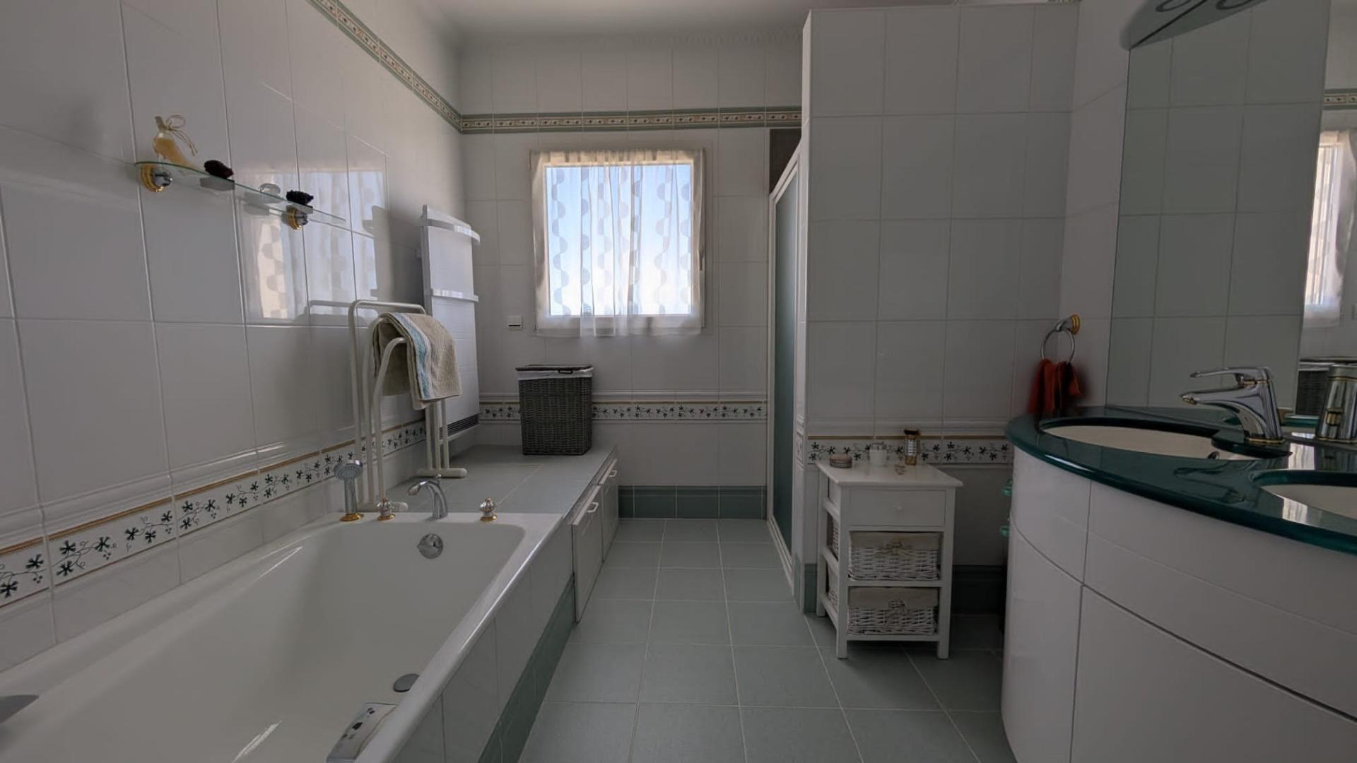 Photo 11 of the listing.