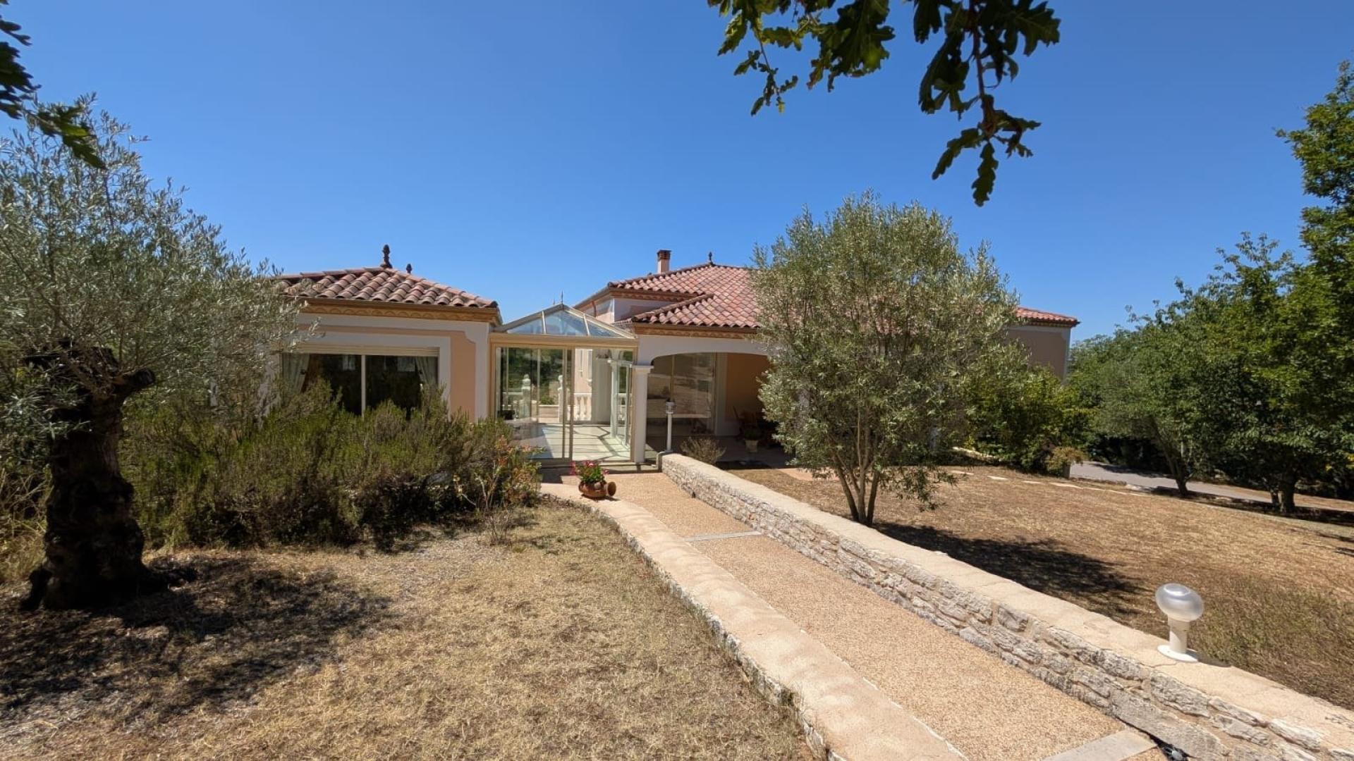 Photo 2 of the listing.