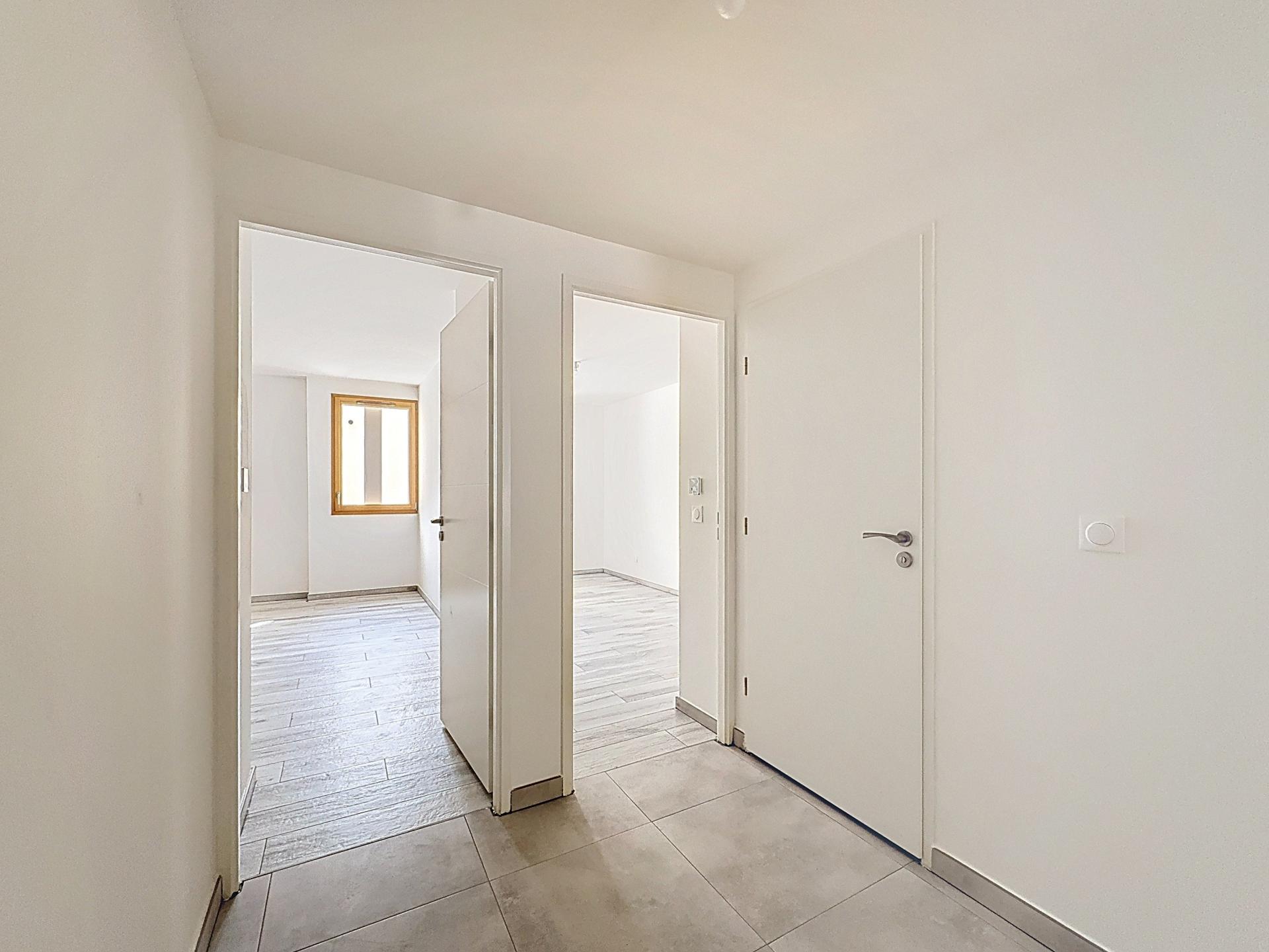 Photo 5 of the listing.