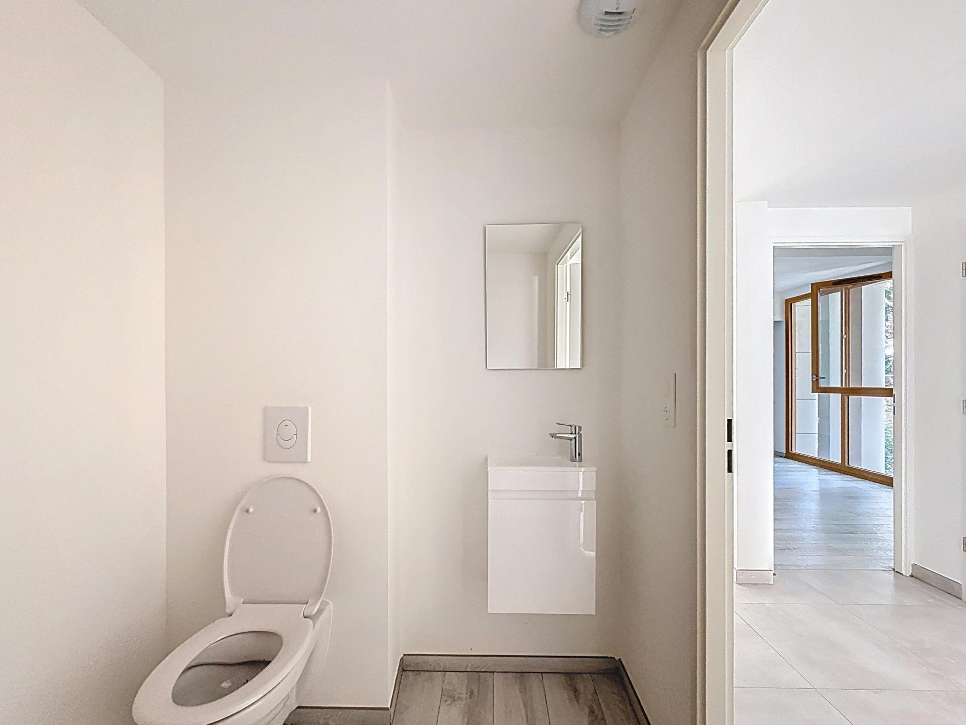 Photo 6 of the listing.