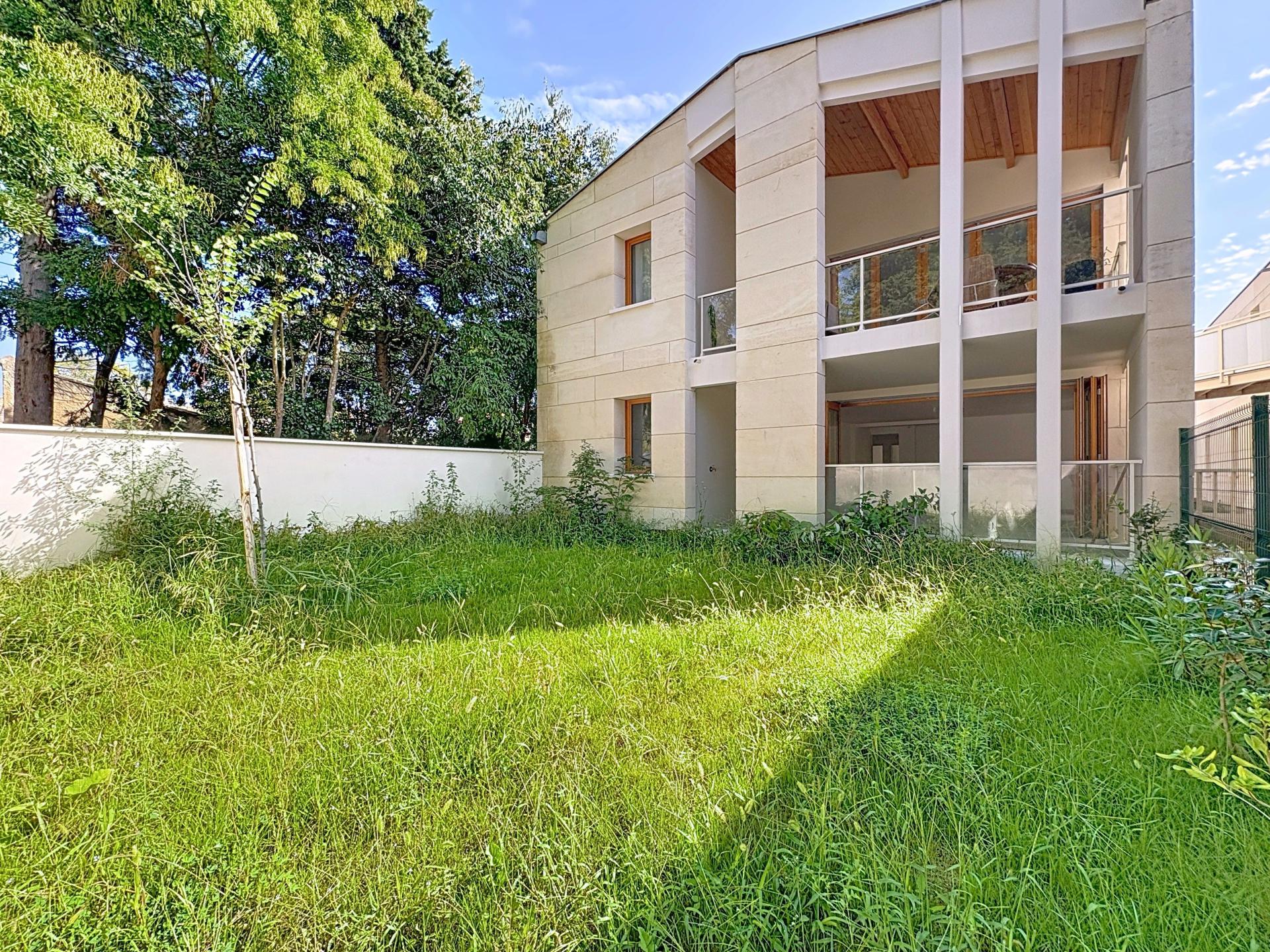 Photo 2 of the listing.