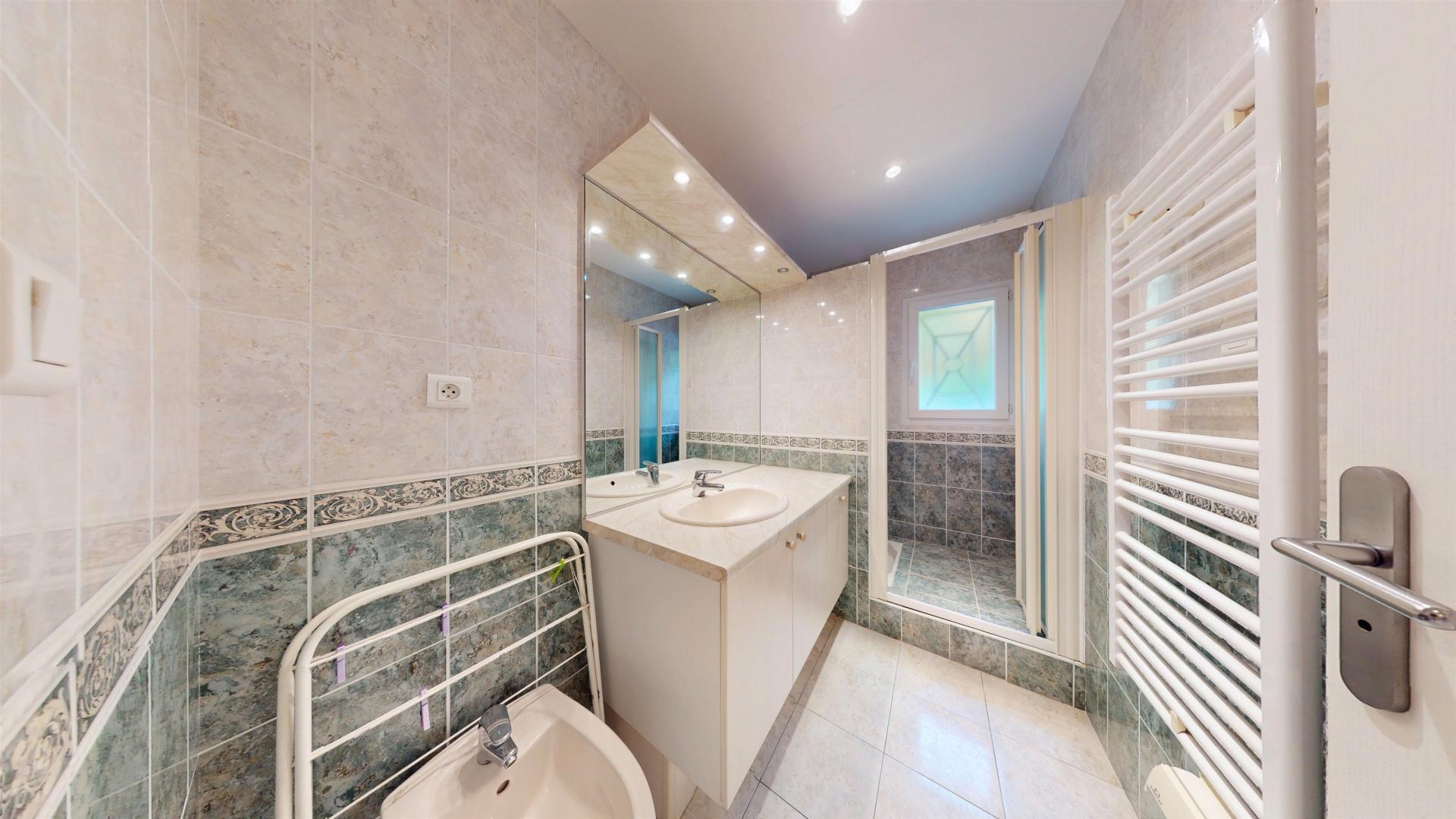 Photo 5 of the listing.