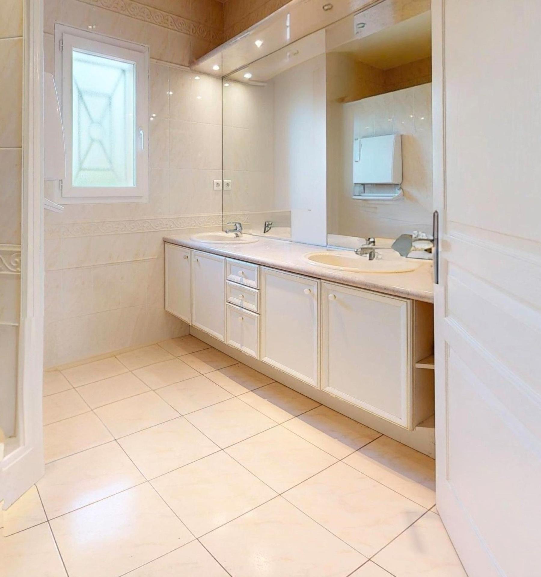 Photo 6 of the listing.