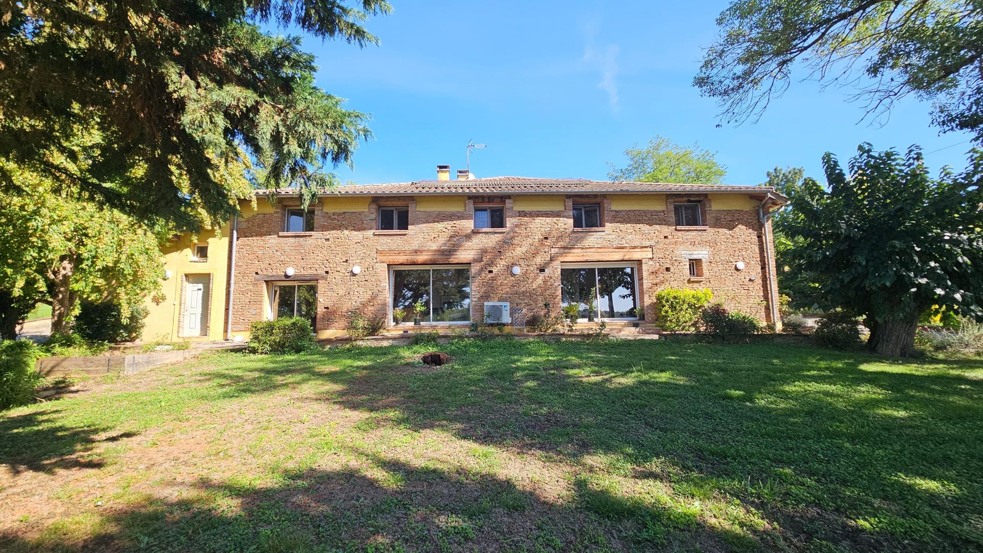 Photo 2 of the listing.