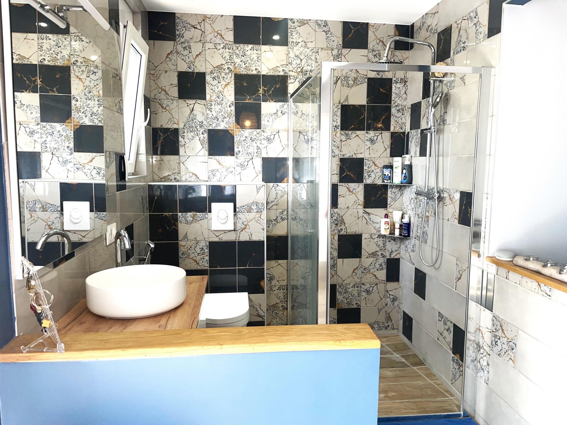 Photo 5 of the listing.