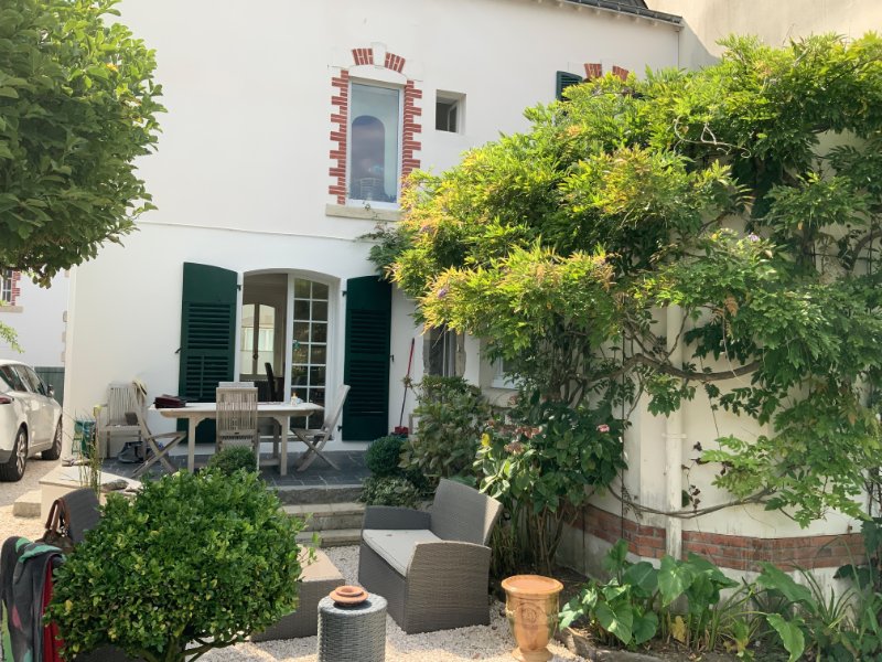 Photo 2 of the listing.