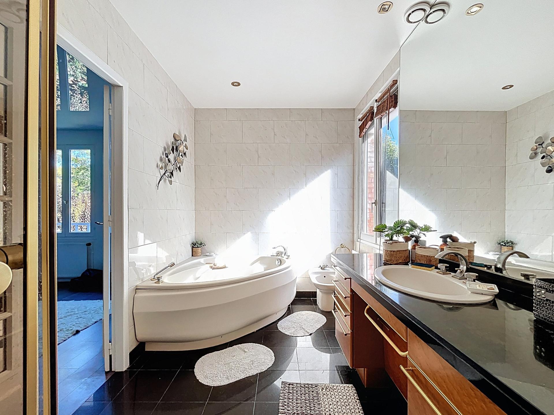 Photo 11 of the listing.