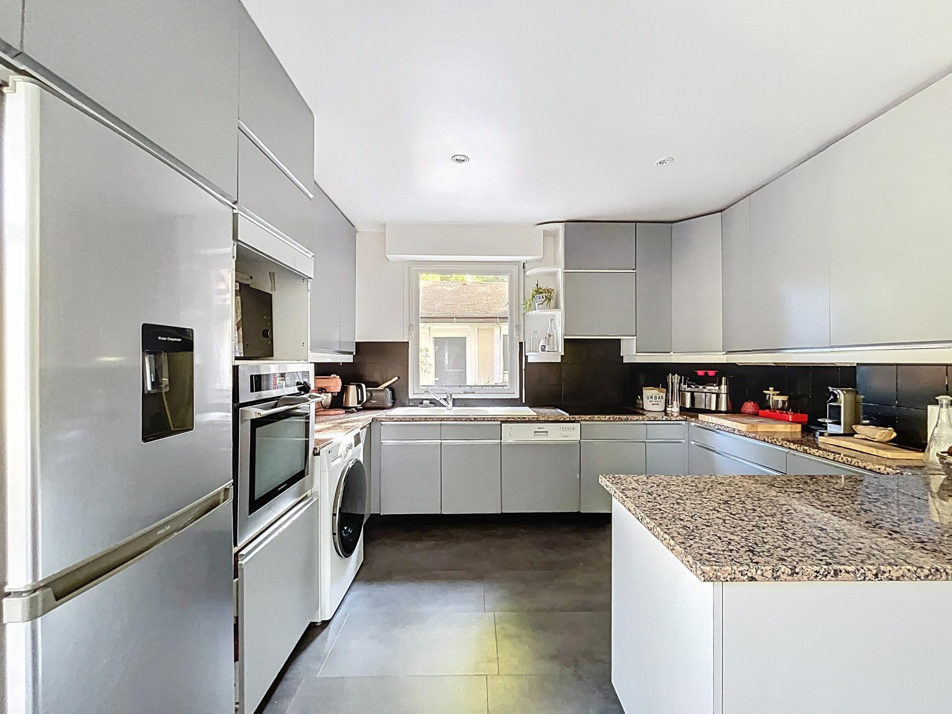 Photo 8 of the listing.