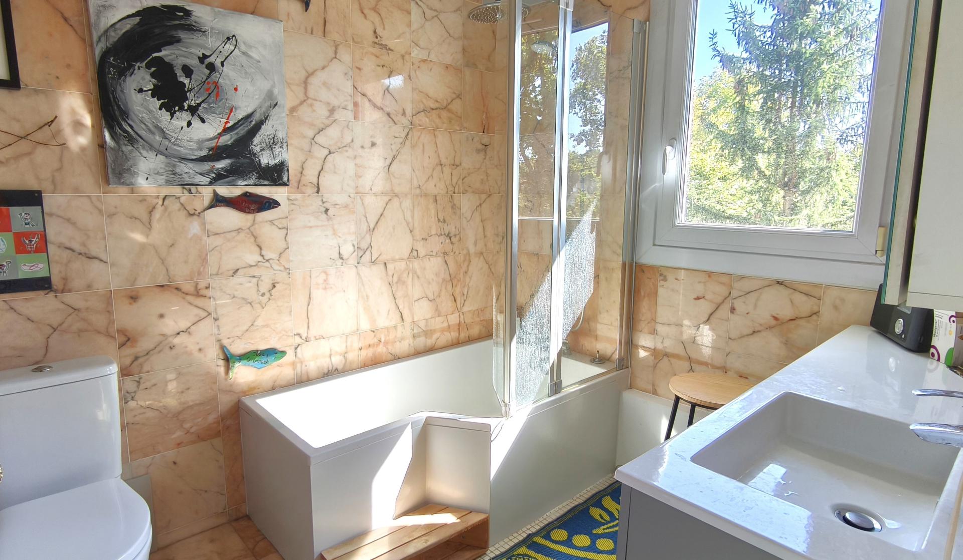 Photo 9 of the listing.