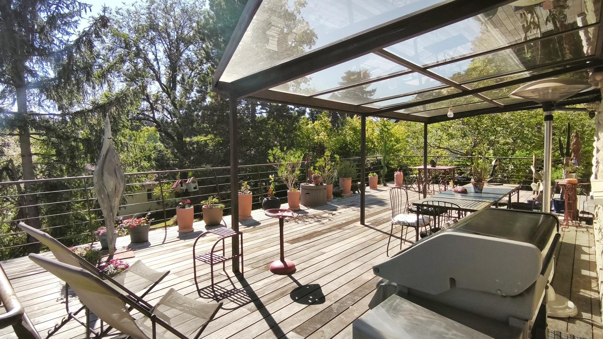 Photo 2 of the listing.