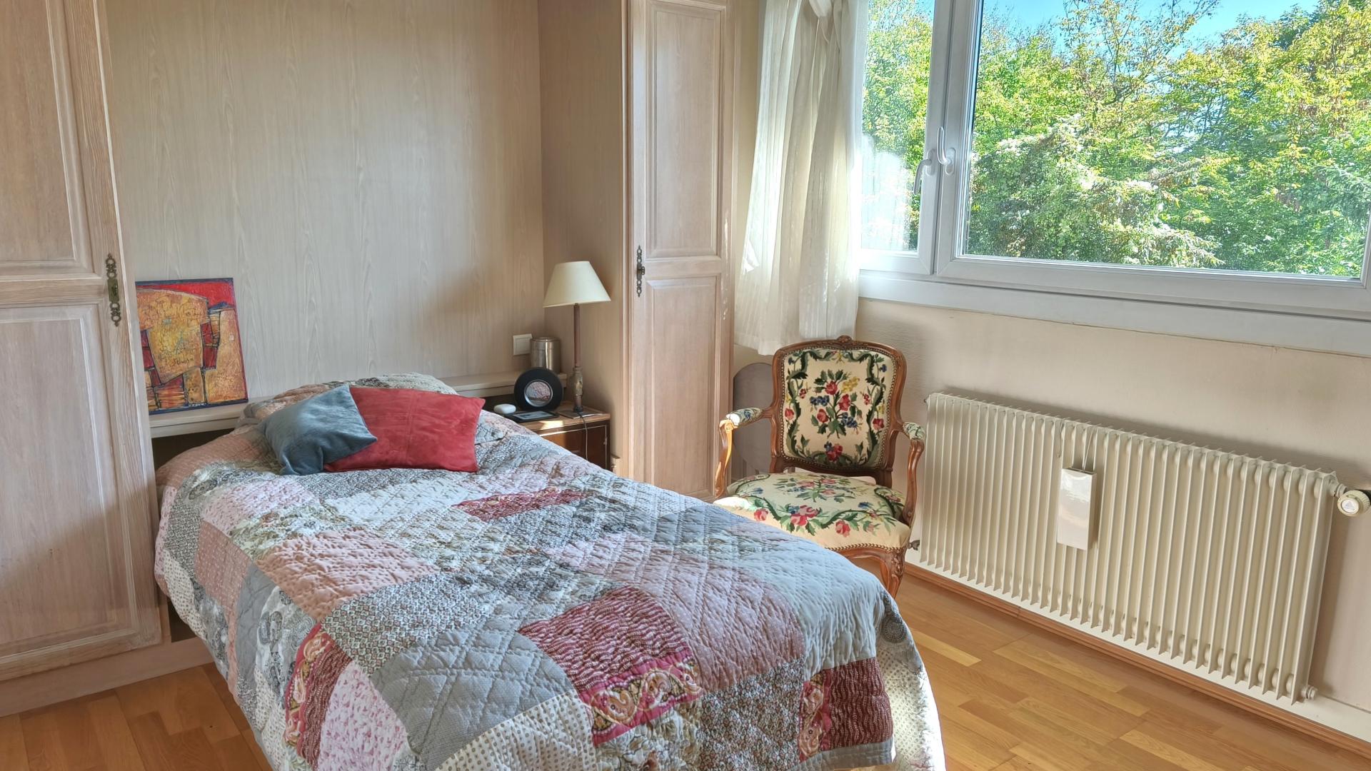 Photo 11 of the listing.