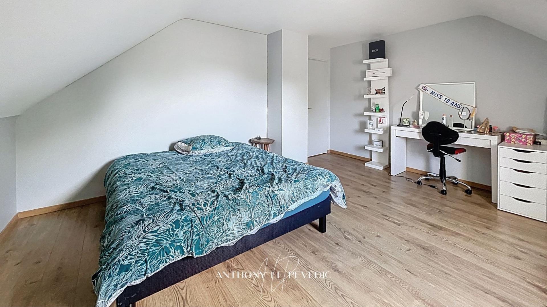 Photo 14 of the listing.