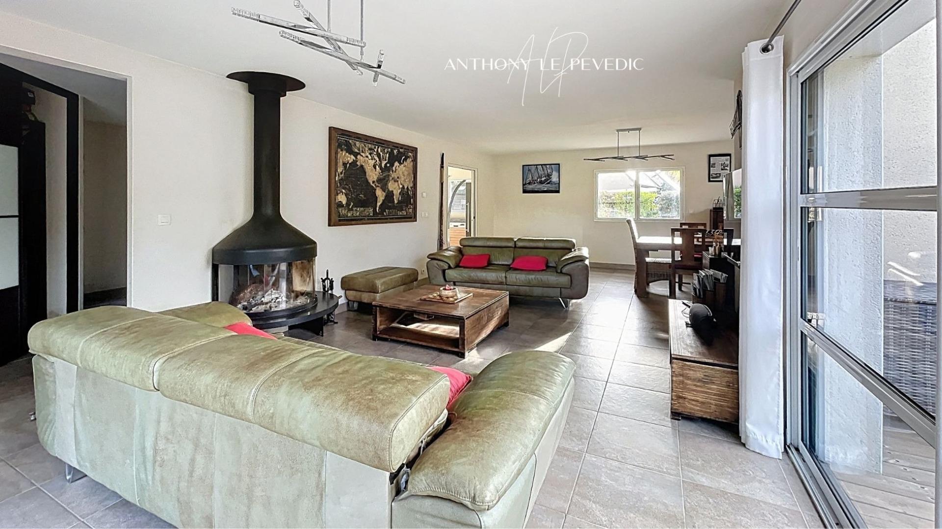 Photo 6 of the listing.