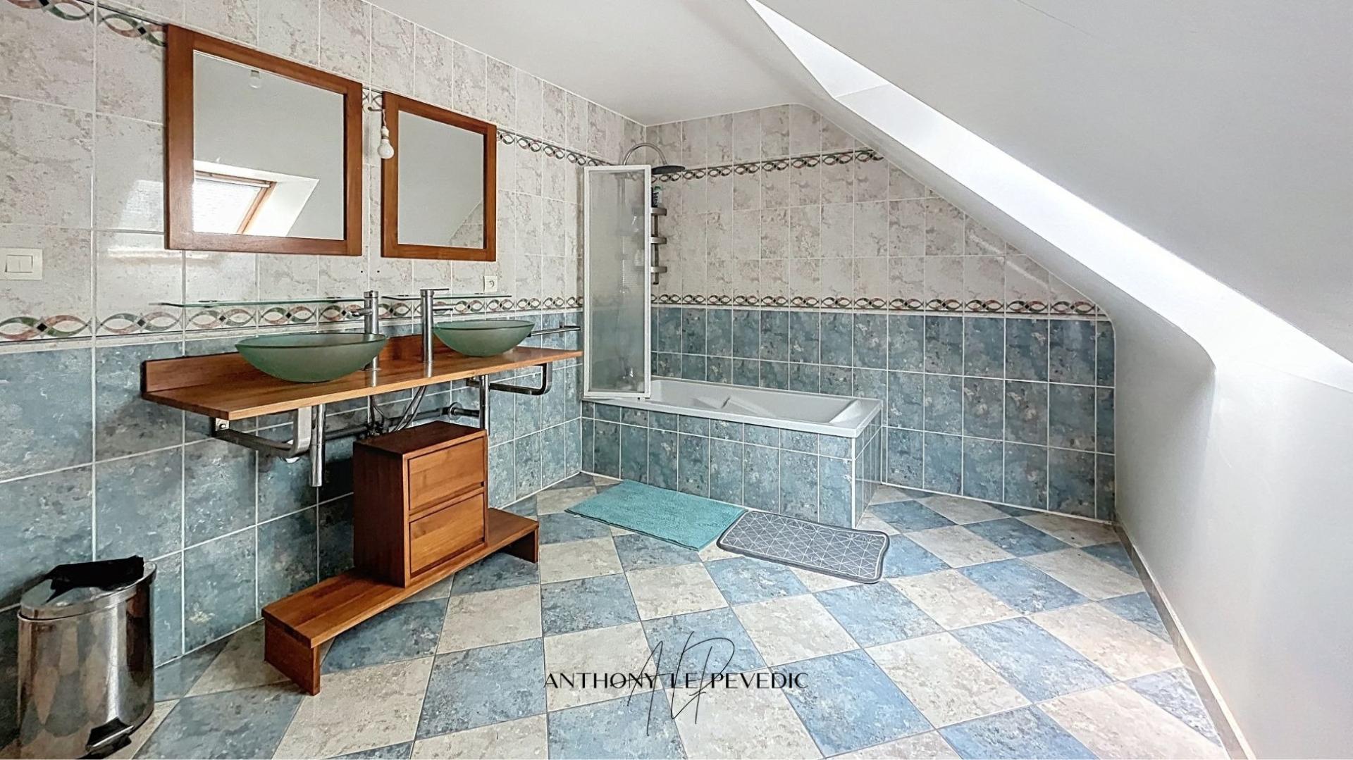 Photo 13 of the listing.